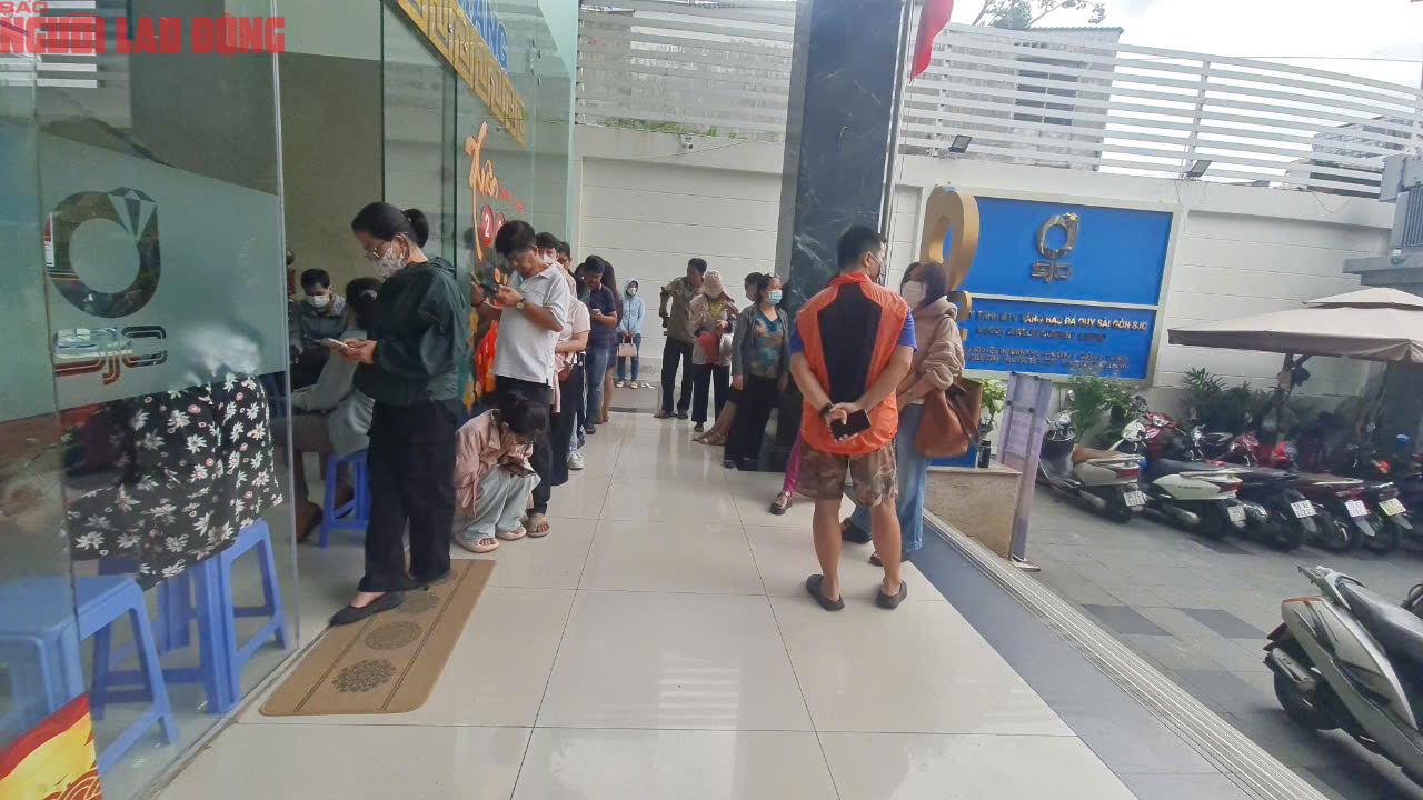 Khó mua vàng miếng SJC, nhiều người xếp hàng mua vàng nhẫn ở TP HCM- Ảnh 3.