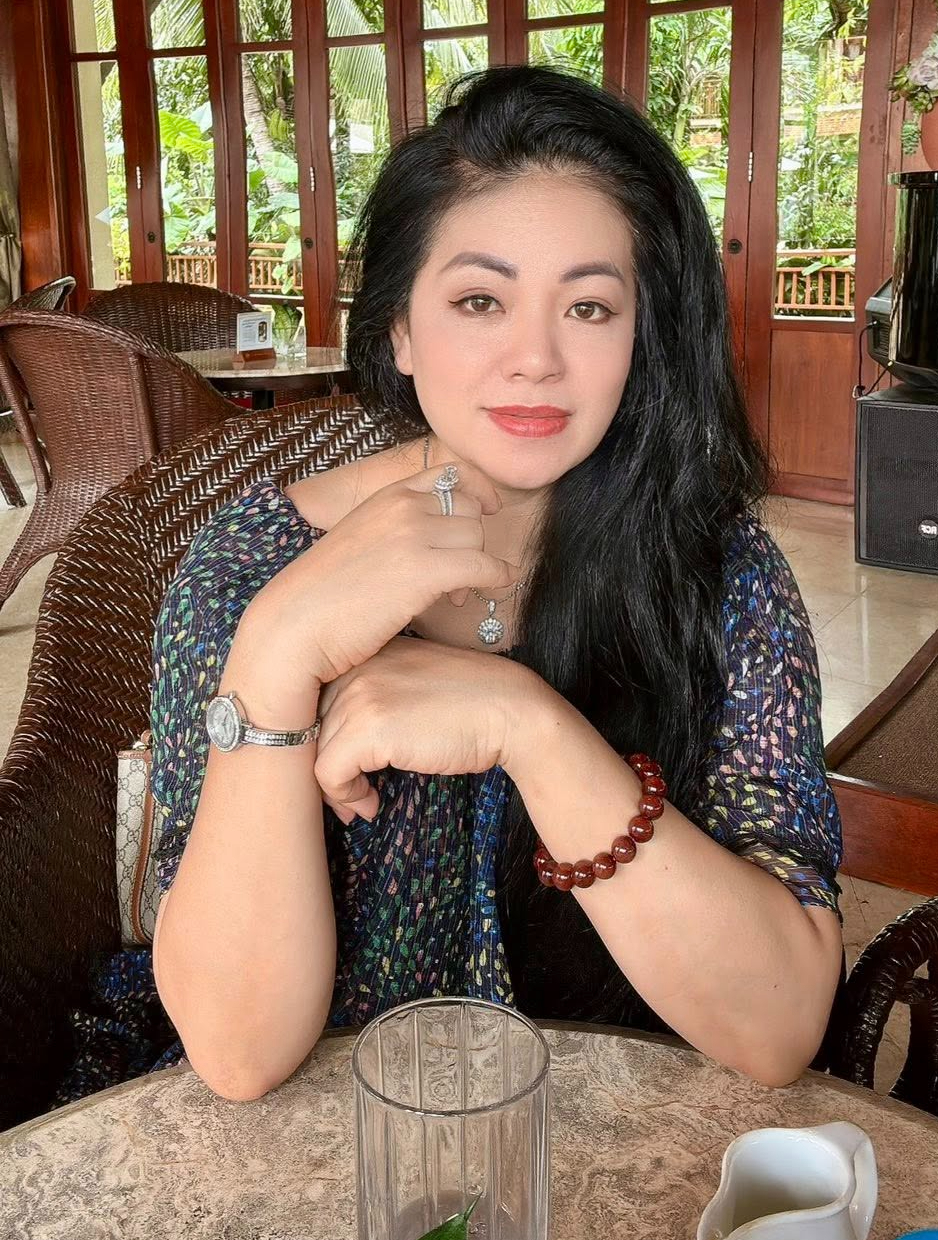 "Nữ hoàng nhạc đỏ" là mẹ đơn thân, một mình nuôi 4 con, U50 đẹp đằm thắm, không phụ thuộc đàn ông- Ảnh 1.