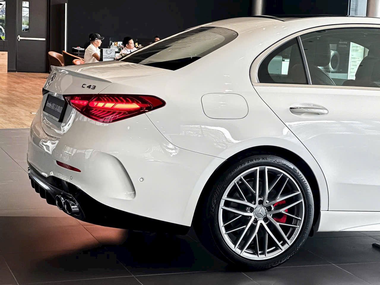 Mercedes-AMG C 43 giảm giá kỷ lục còn dưới 2 tỷ đồng tại đại lý: Máy khủng nhưng 'rẻ' ngang bản thường, gián tiếp làm khó Civic Type R- Ảnh 7. Mercedes-AMG C 43 giảm giá kỷ lục còn dưới 2 tỷ đồng tại đại lý: Máy khủng nhưng 'rẻ' ngang bản thường, gián tiếp làm khó Civic Type R- Ảnh 7.