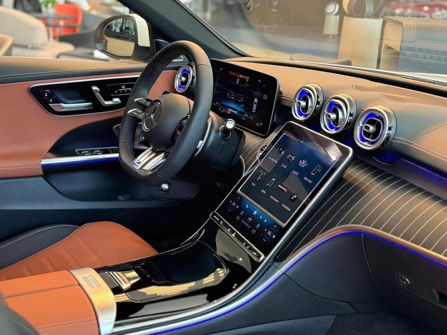 Mercedes-AMG C 43 giảm giá kỷ lục còn dưới 2 tỷ đồng tại đại lý: Máy khủng nhưng 'rẻ' ngang bản thường, gián tiếp làm khó Civic Type R- Ảnh 10. Mercedes-AMG C 43 giảm giá kỷ lục còn dưới 2 tỷ đồng tại đại lý: Máy khủng nhưng 'rẻ' ngang bản thường, gián tiếp làm khó Civic Type R- Ảnh 10.