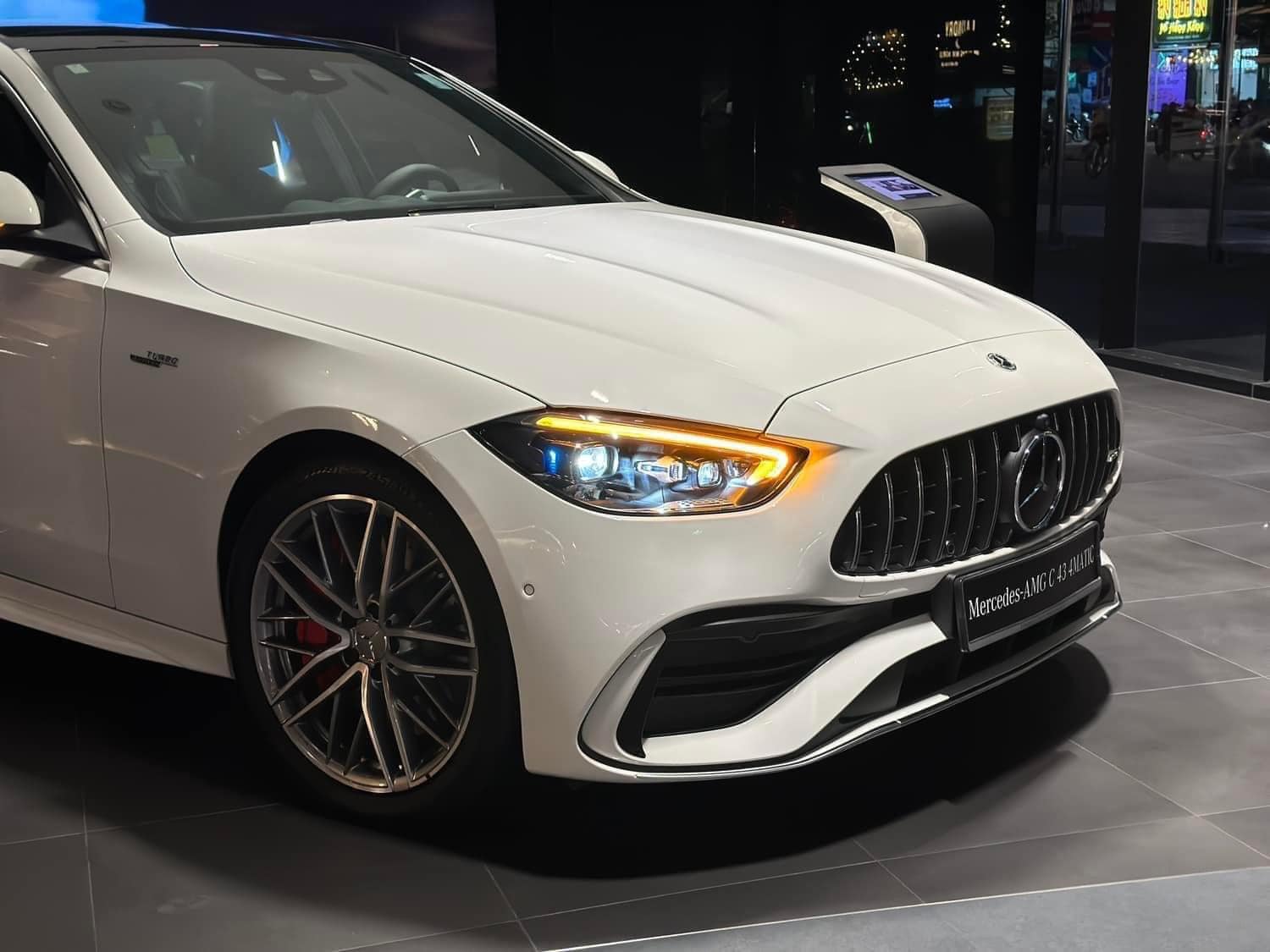 Mercedes-AMG C 43 giảm giá kỷ lục còn dưới 2 tỷ đồng tại đại lý: Máy khủng nhưng 'rẻ' ngang bản thường, gián tiếp làm khó Civic Type R- Ảnh 6. Mercedes-AMG C 43 giảm giá kỷ lục còn dưới 2 tỷ đồng tại đại lý: Máy khủng nhưng 'rẻ' ngang bản thường, gián tiếp làm khó Civic Type R- Ảnh 6.