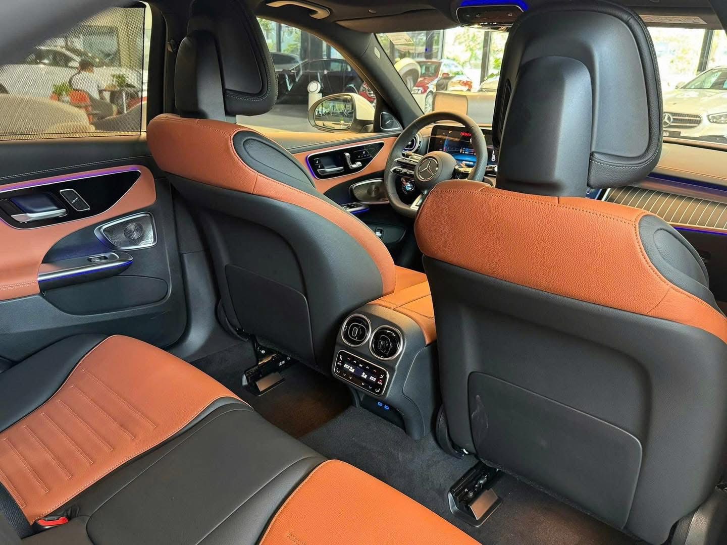 Mercedes-AMG C 43 giảm giá kỷ lục còn dưới 2 tỷ đồng tại đại lý: Máy khủng nhưng 'rẻ' ngang bản thường, gián tiếp làm khó Civic Type R- Ảnh 11. Mercedes-AMG C 43 giảm giá kỷ lục còn dưới 2 tỷ đồng tại đại lý: Máy khủng nhưng 'rẻ' ngang bản thường, gián tiếp làm khó Civic Type R- Ảnh 11.