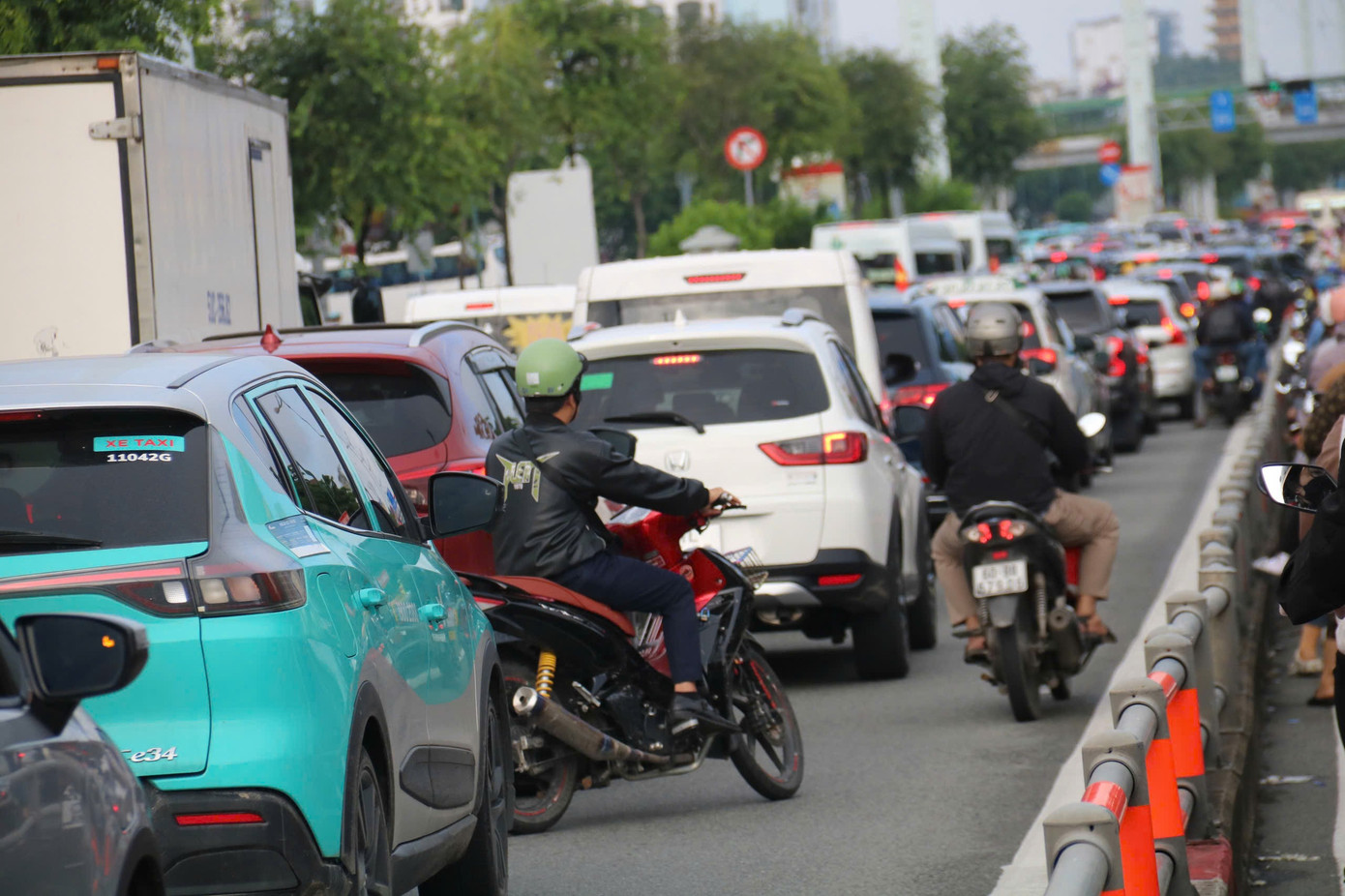Các tuyến đường vào trung tâm TPHCM kẹt cứng trong ngày đầu đi làm sau lễ- Ảnh 13. Các tuyến đường vào trung tâm TPHCM kẹt cứng trong ngày đầu đi làm sau lễ- Ảnh 13.