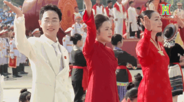 Đây rồi màn đồng diễn được mong chờ nhất Đại lễ 2/9: Dàn nghệ sĩ hát liên khúc Khí Phách Việt Nam, Mỹ Tâm làm rung động triệu trái tim!- Ảnh 1.