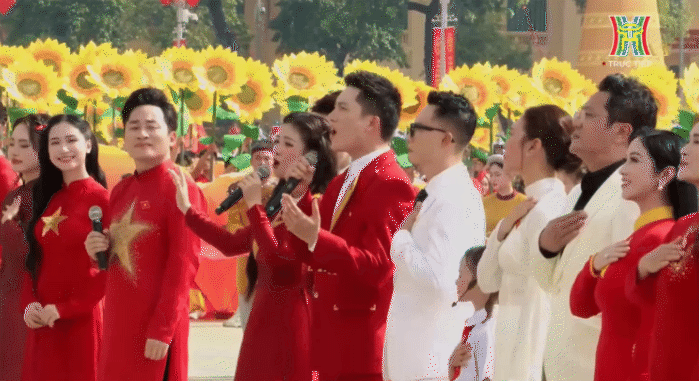 Đây rồi màn đồng diễn được mong chờ nhất Đại lễ 2/9: Dàn nghệ sĩ hát liên khúc Khí Phách Việt Nam, Mỹ Tâm làm rung động triệu trái tim!- Ảnh 6.