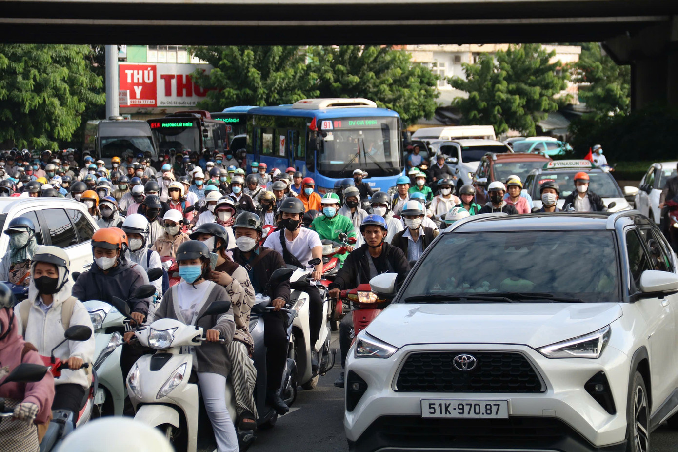 Các tuyến đường vào trung tâm TPHCM kẹt cứng trong ngày đầu đi làm sau lễ- Ảnh 10. Các tuyến đường vào trung tâm TPHCM kẹt cứng trong ngày đầu đi làm sau lễ- Ảnh 10.