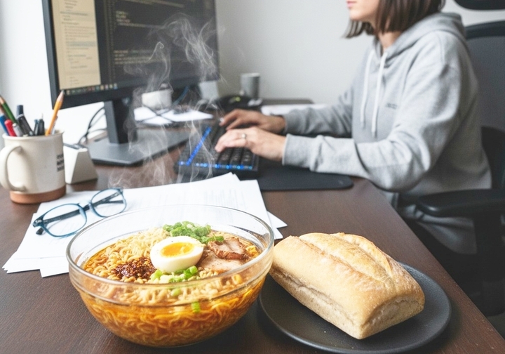 Lối sống vội trong cả bữa ăn, giấc ngủ đang bào mòn sức khỏe người trẻ- Ảnh 1.