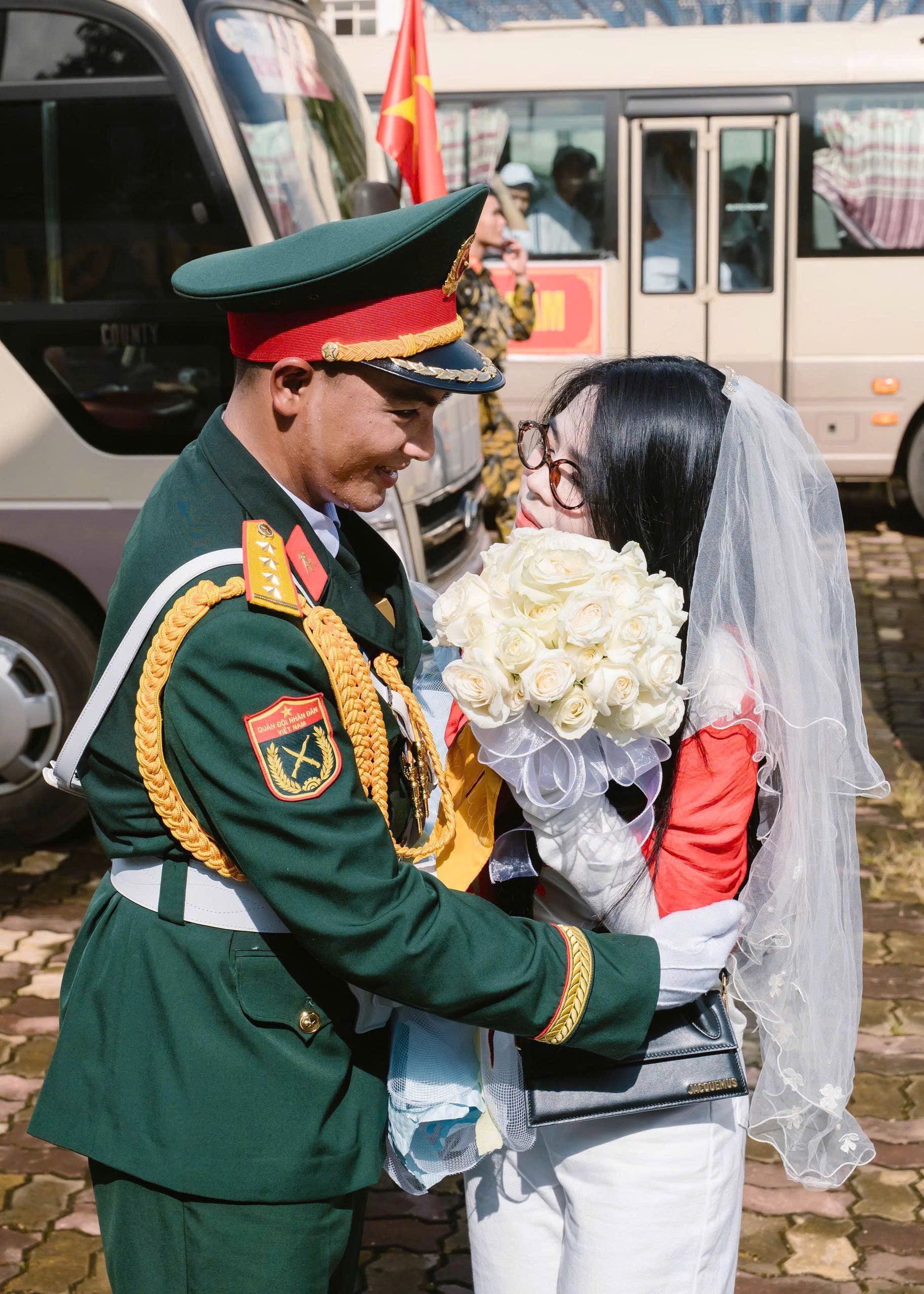 Chuyện tình “hết A80 anh cầu hôn em” của chiến sĩ Khối Hậu cần và người yêu gây bão mạng- Ảnh 3. Chuyện tình “hết A80 anh cầu hôn em” của chiến sĩ Khối Hậu cần và người yêu gây bão mạng- Ảnh 3.