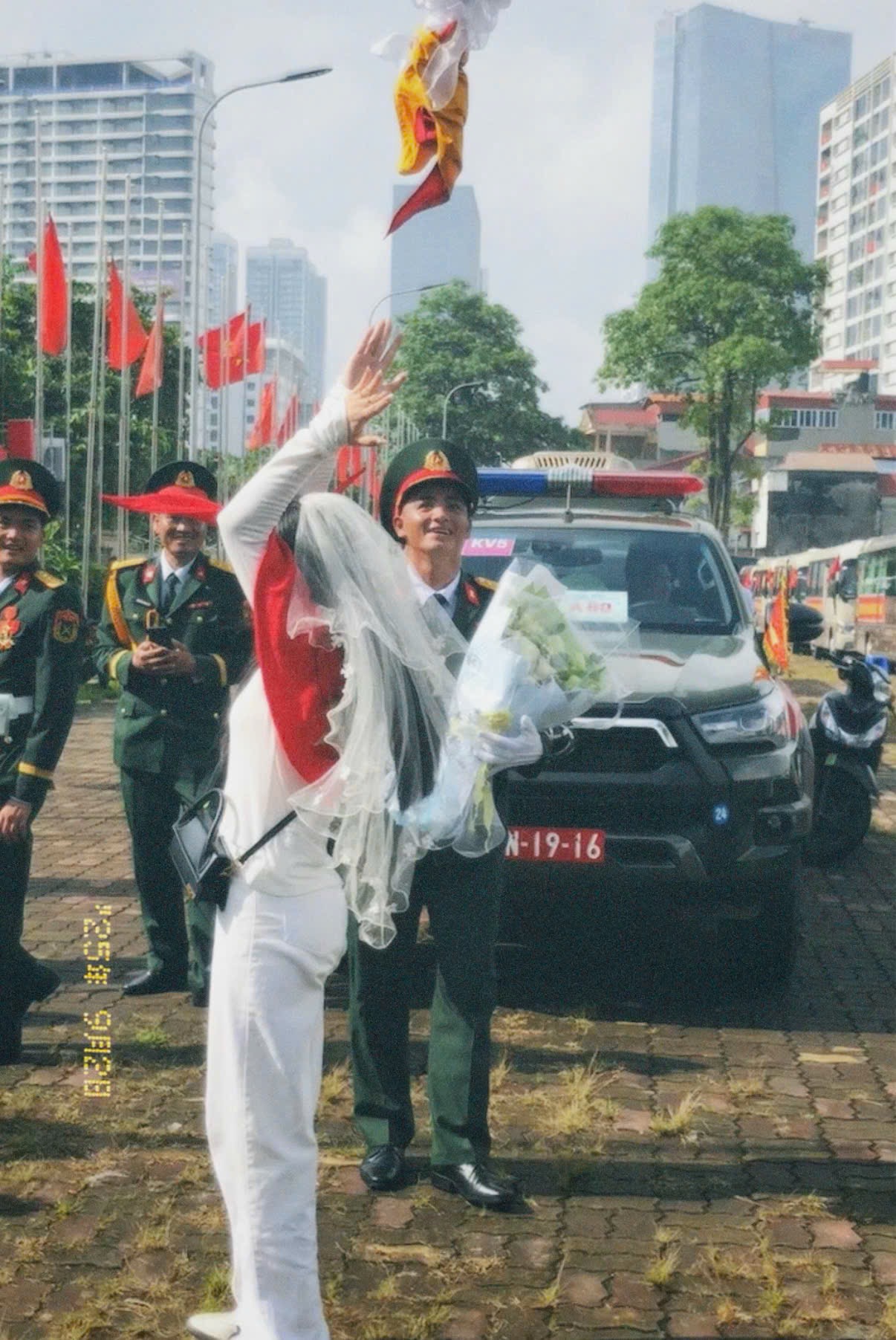 Chuyện tình “hết A80 anh cầu hôn em” của chiến sĩ Khối Hậu cần và người yêu gây bão mạng- Ảnh 4. Chuyện tình “hết A80 anh cầu hôn em” của chiến sĩ Khối Hậu cần và người yêu gây bão mạng- Ảnh 4.