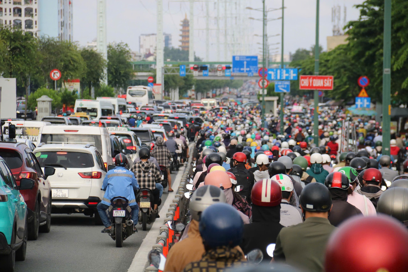 Các tuyến đường vào trung tâm TPHCM kẹt cứng trong ngày đầu đi làm sau lễ- Ảnh 12. Các tuyến đường vào trung tâm TPHCM kẹt cứng trong ngày đầu đi làm sau lễ- Ảnh 12.
