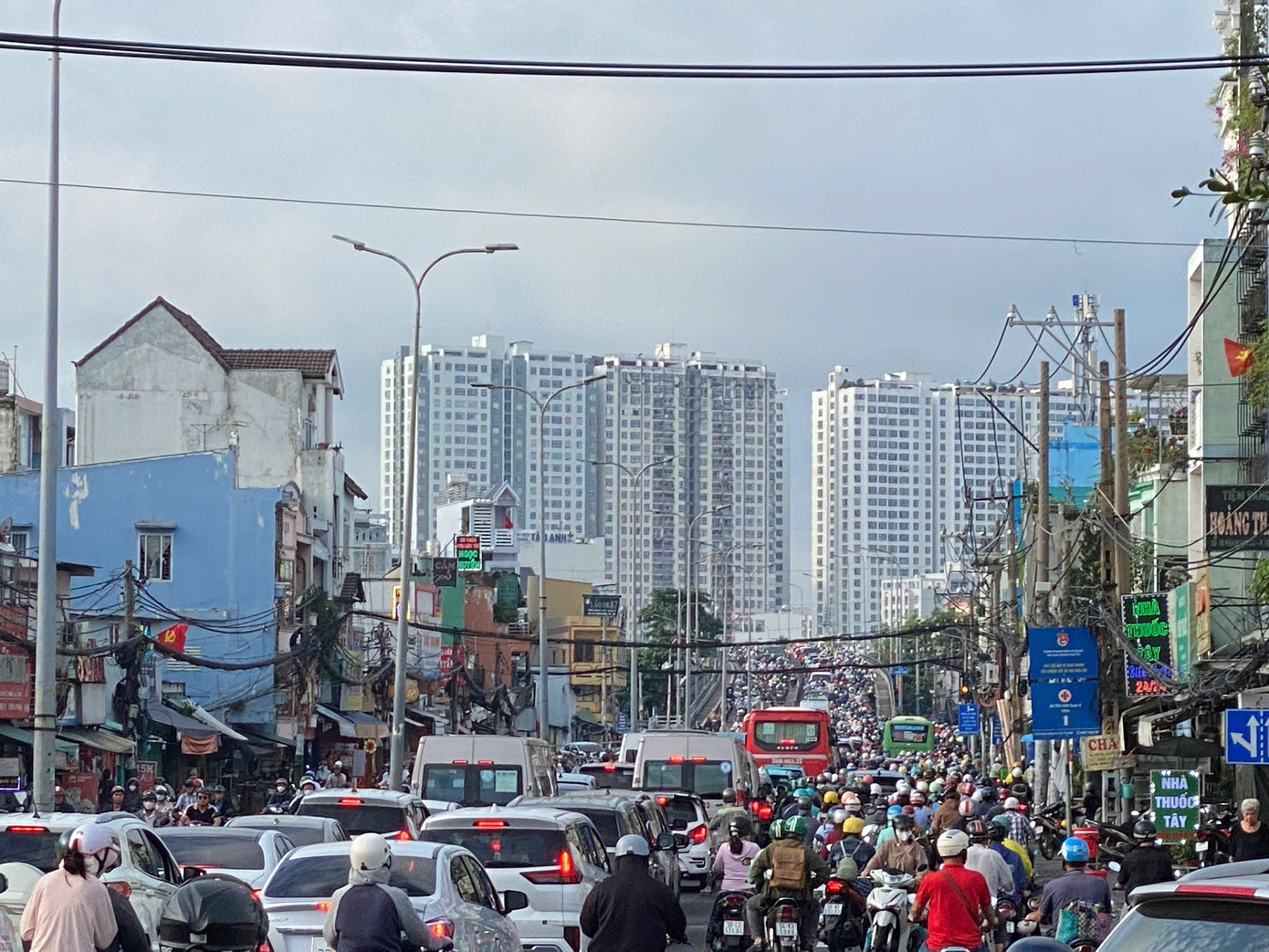 Các tuyến đường vào trung tâm TPHCM kẹt cứng trong ngày đầu đi làm sau lễ- Ảnh 4. Các tuyến đường vào trung tâm TPHCM kẹt cứng trong ngày đầu đi làm sau lễ- Ảnh 4.