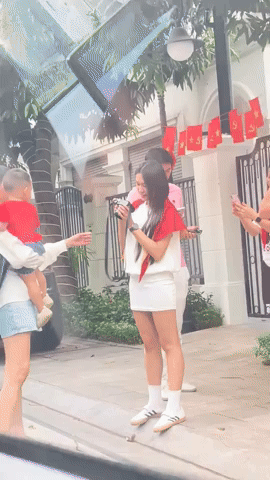 "Team qua đường" gặp Văn Hậu - Hải My check-in ngay trước biệt thự bạc tỷ mới xây, visual "cam thường" gây sốt!- Ảnh 1. "Team qua đường" gặp Văn Hậu - Hải My check-in ngay trước biệt thự bạc tỷ mới xây, visual "cam thường" gây sốt!- Ảnh 1.