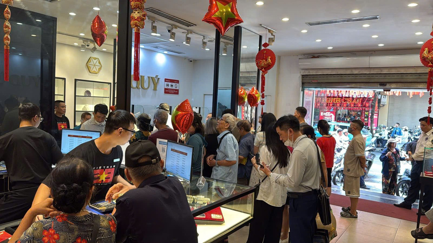 Hết chờ đợi mua vàng, lại đến xếp hàng mua bạc- Ảnh 1. Hết chờ đợi mua vàng, lại đến xếp hàng mua bạc- Ảnh 1.