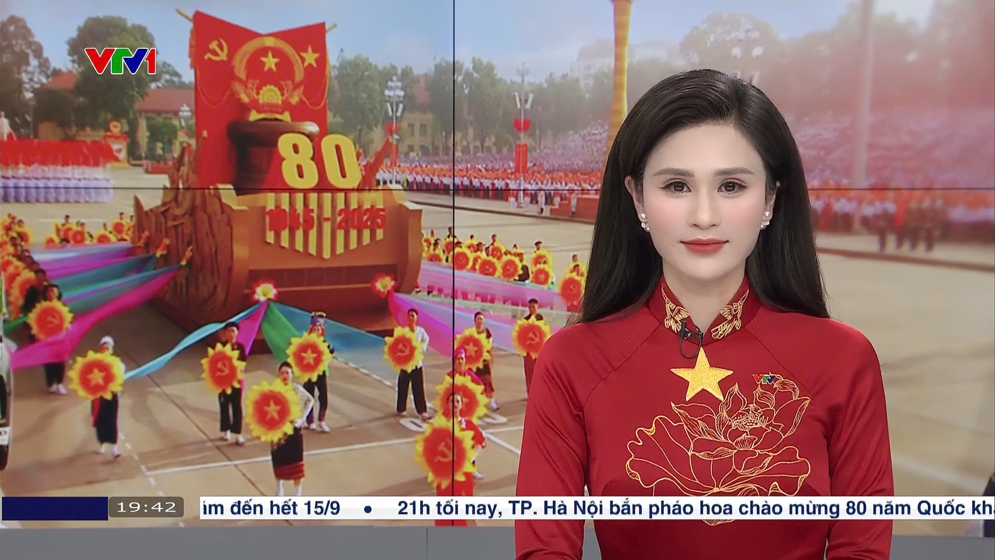 Nữ BTV diện áo dài đỏ sao vàng gây sốt trong bản tin Thời sự tối 2/9- Ảnh 2. Nữ BTV diện áo dài đỏ sao vàng gây sốt trong bản tin Thời sự tối 2/9- Ảnh 2.