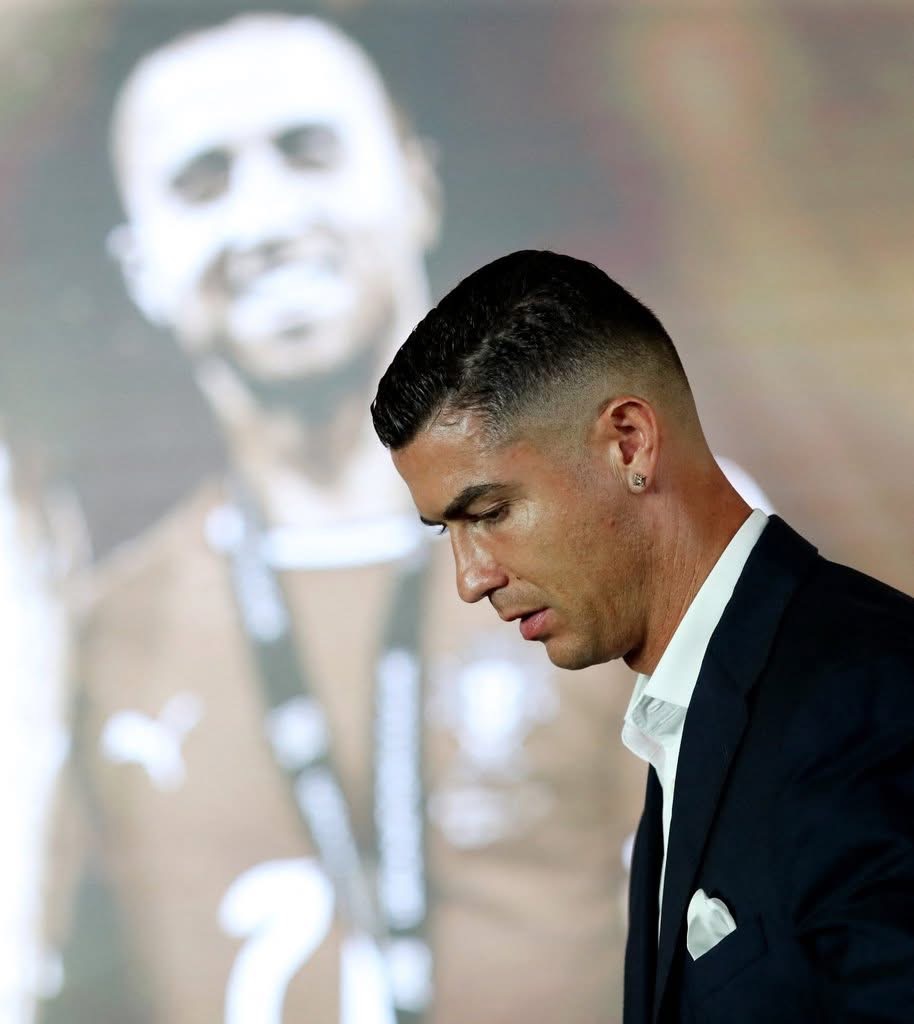 Xúc động khoảnh khắc Ronaldo ôm chầm lấy bố của cầu thủ xấu số Diogo Jota- Ảnh 2. Xúc động khoảnh khắc Ronaldo ôm chầm lấy bố của cầu thủ xấu số Diogo Jota- Ảnh 2.