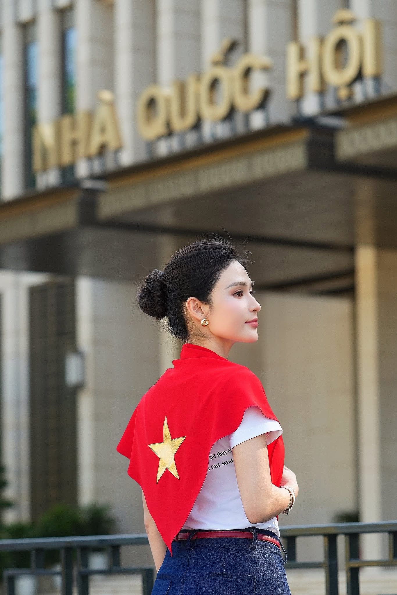 Nữ BTV diện áo dài đỏ sao vàng gây sốt trong bản tin Thời sự tối 2/9- Ảnh 5. Nữ BTV diện áo dài đỏ sao vàng gây sốt trong bản tin Thời sự tối 2/9- Ảnh 5.
