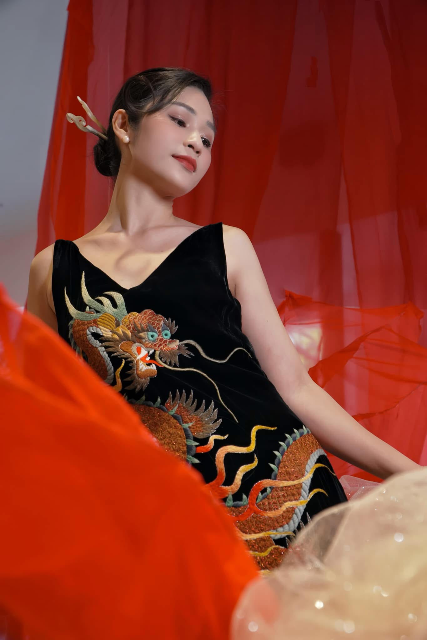 Nữ BTV diện áo dài đỏ sao vàng gây sốt trong bản tin Thời sự tối 2/9- Ảnh 4. Nữ BTV diện áo dài đỏ sao vàng gây sốt trong bản tin Thời sự tối 2/9- Ảnh 4.