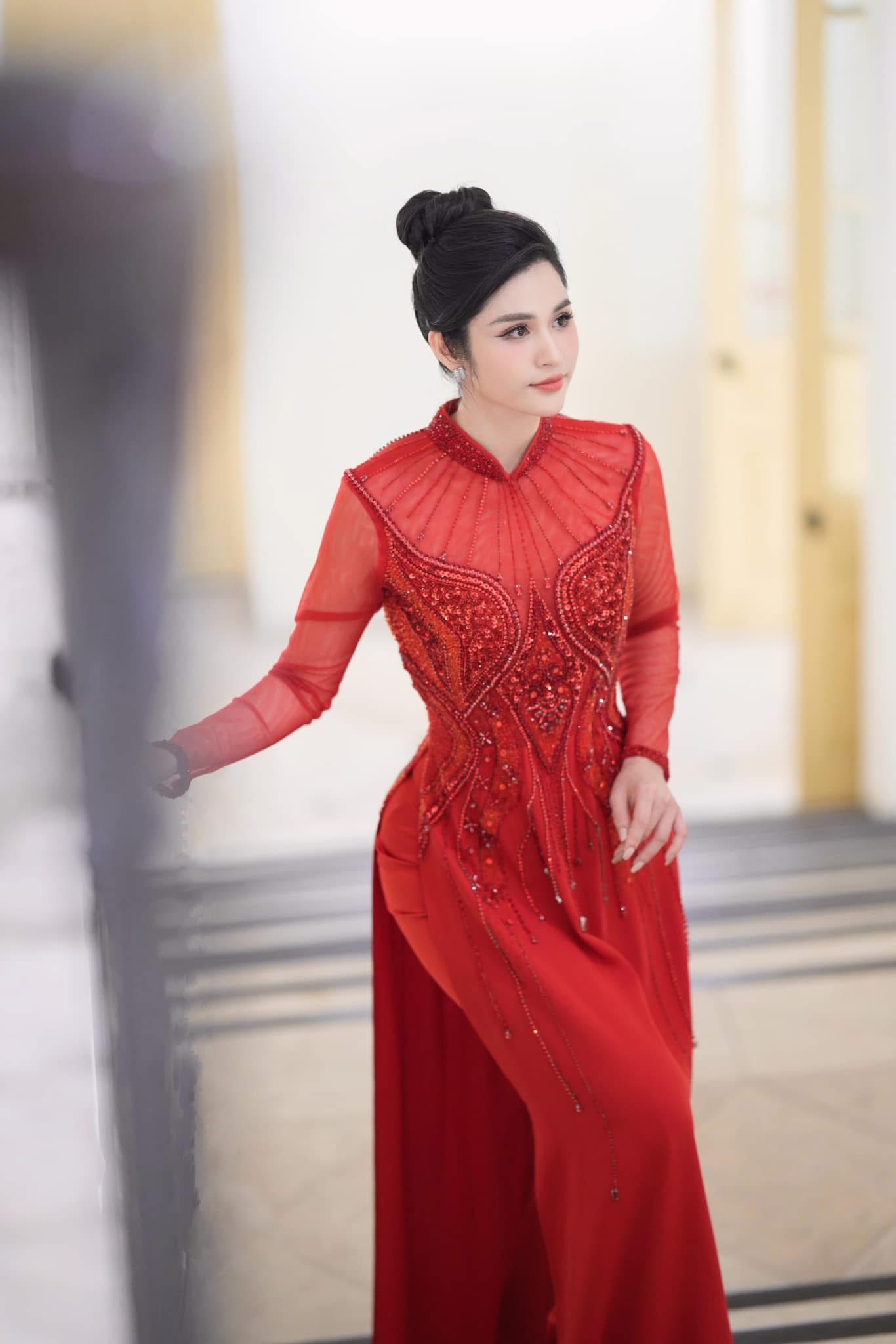 Nữ BTV diện áo dài đỏ sao vàng gây sốt trong bản tin Thời sự tối 2/9- Ảnh 1. Nữ BTV diện áo dài đỏ sao vàng gây sốt trong bản tin Thời sự tối 2/9- Ảnh 1.