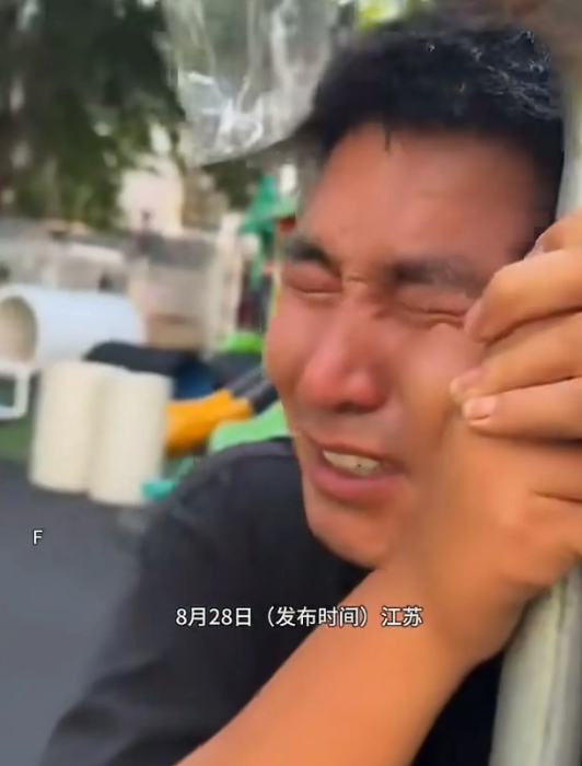 Phát hiện "đối tượng lạ" đứng nửa ngày ngoài cổng trường, cô giáo tò mò chạy ra xem rồi chạy vội vào, bối rối không biết nói sao!- Ảnh 1.