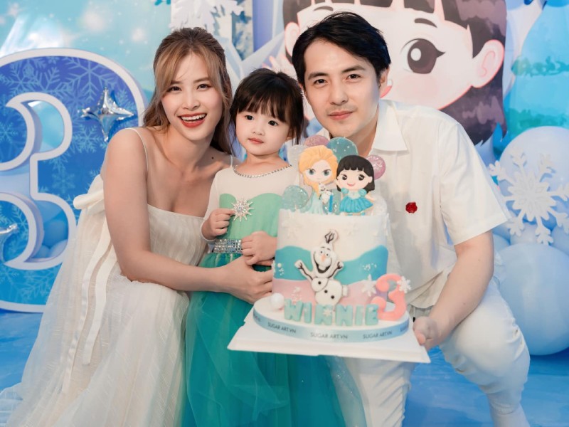 Đông Nhi - Ông Cao Thắng lần đầu đưa con gái Winnie lên sân khấu: Cực phẩm ngoan xinh yêu khiến khán giả mê mẩn!- Ảnh 4. Đông Nhi - Ông Cao Thắng lần đầu đưa con gái Winnie lên sân khấu: Cực phẩm ngoan xinh yêu khiến khán giả mê mẩn!- Ảnh 4.