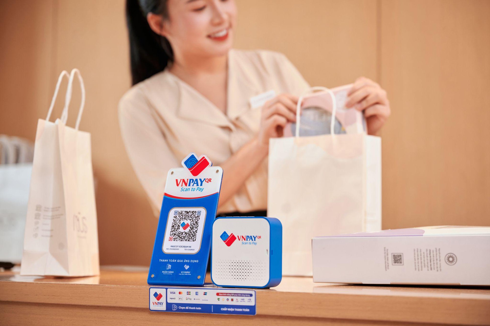 Đà Nẵng đón làn sóng khách quốc tế, tiểu thương ‘chốt đơn’ nhanh nhờ VNPAY-QR- Ảnh 2. Đà Nẵng đón làn sóng khách quốc tế, tiểu thương ‘chốt đơn’ nhanh nhờ VNPAY-QR- Ảnh 2.