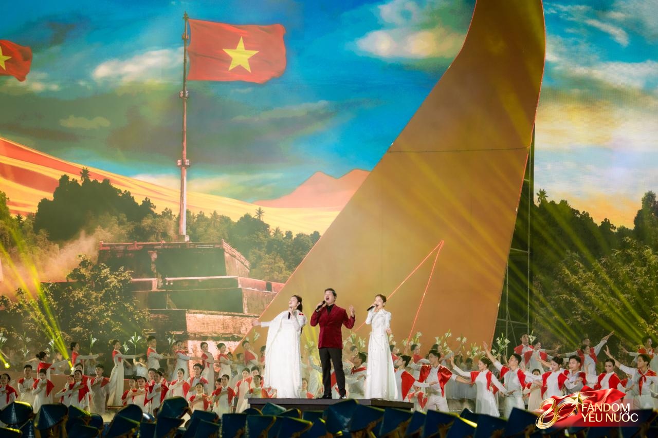 Nam ca sĩ hát mở màn cả 2 Concert Quốc Gia: “Ông hoàng nhạc đỏ” danh xứng với thực, từng nhận cát-xê 40.000 đồng- Ảnh 6. Nam ca sĩ hát mở màn cả 2 Concert Quốc Gia: “Ông hoàng nhạc đỏ” danh xứng với thực, từng nhận cát-xê 40.000 đồng- Ảnh 6.