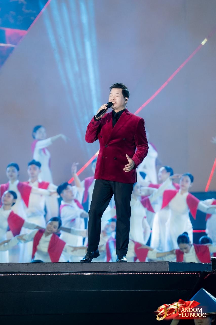 Nam ca sĩ hát mở màn cả 2 Concert Quốc Gia: “Ông hoàng nhạc đỏ” danh xứng với thực, từng nhận cát-xê 40.000 đồng- Ảnh 7. Nam ca sĩ hát mở màn cả 2 Concert Quốc Gia: “Ông hoàng nhạc đỏ” danh xứng với thực, từng nhận cát-xê 40.000 đồng- Ảnh 7.