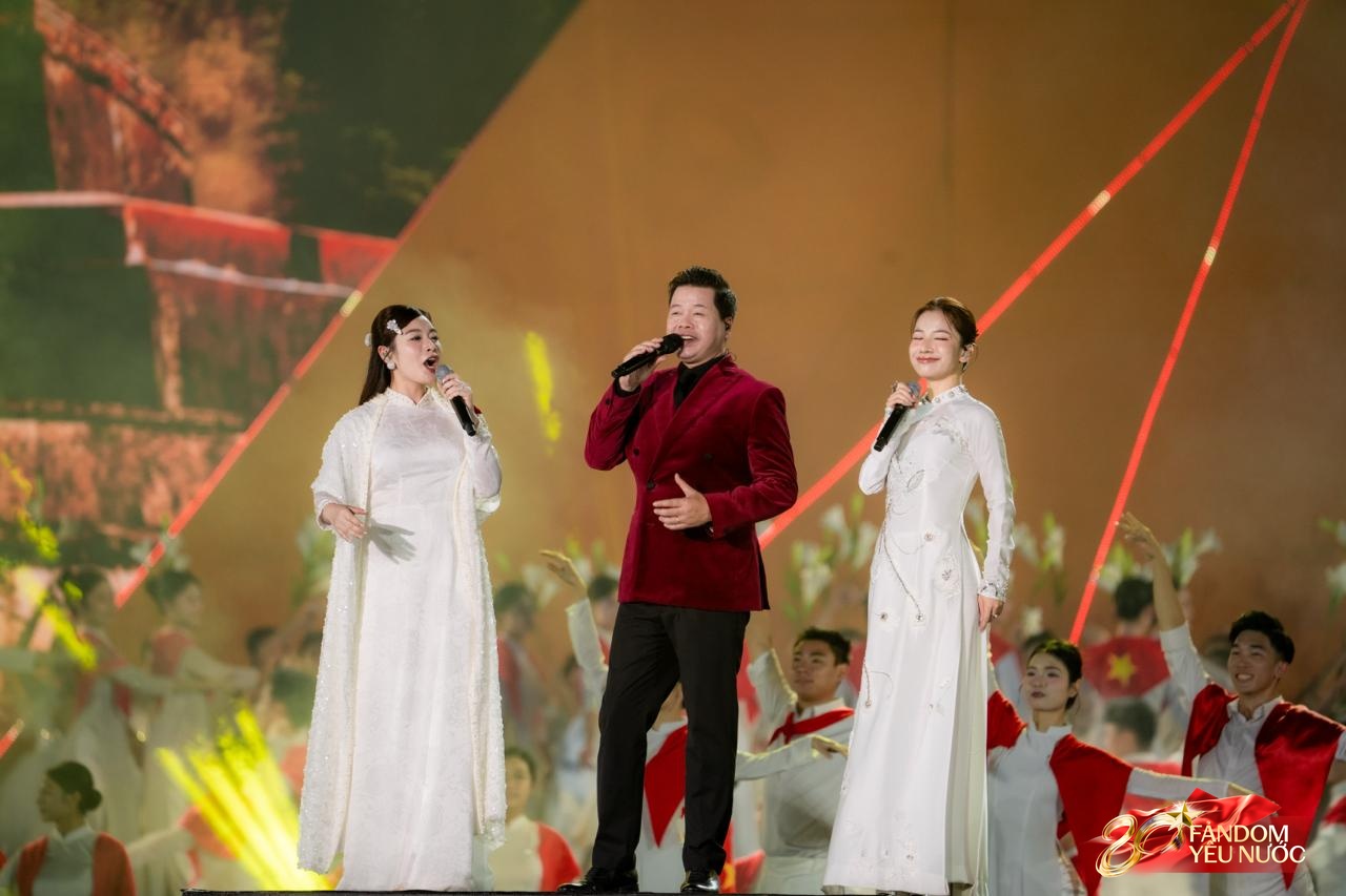 Nam ca sĩ hát mở màn cả 2 Concert Quốc Gia: “Ông hoàng nhạc đỏ” danh xứng với thực, từng nhận cát-xê 40.000 đồng- Ảnh 5. Nam ca sĩ hát mở màn cả 2 Concert Quốc Gia: “Ông hoàng nhạc đỏ” danh xứng với thực, từng nhận cát-xê 40.000 đồng- Ảnh 5.