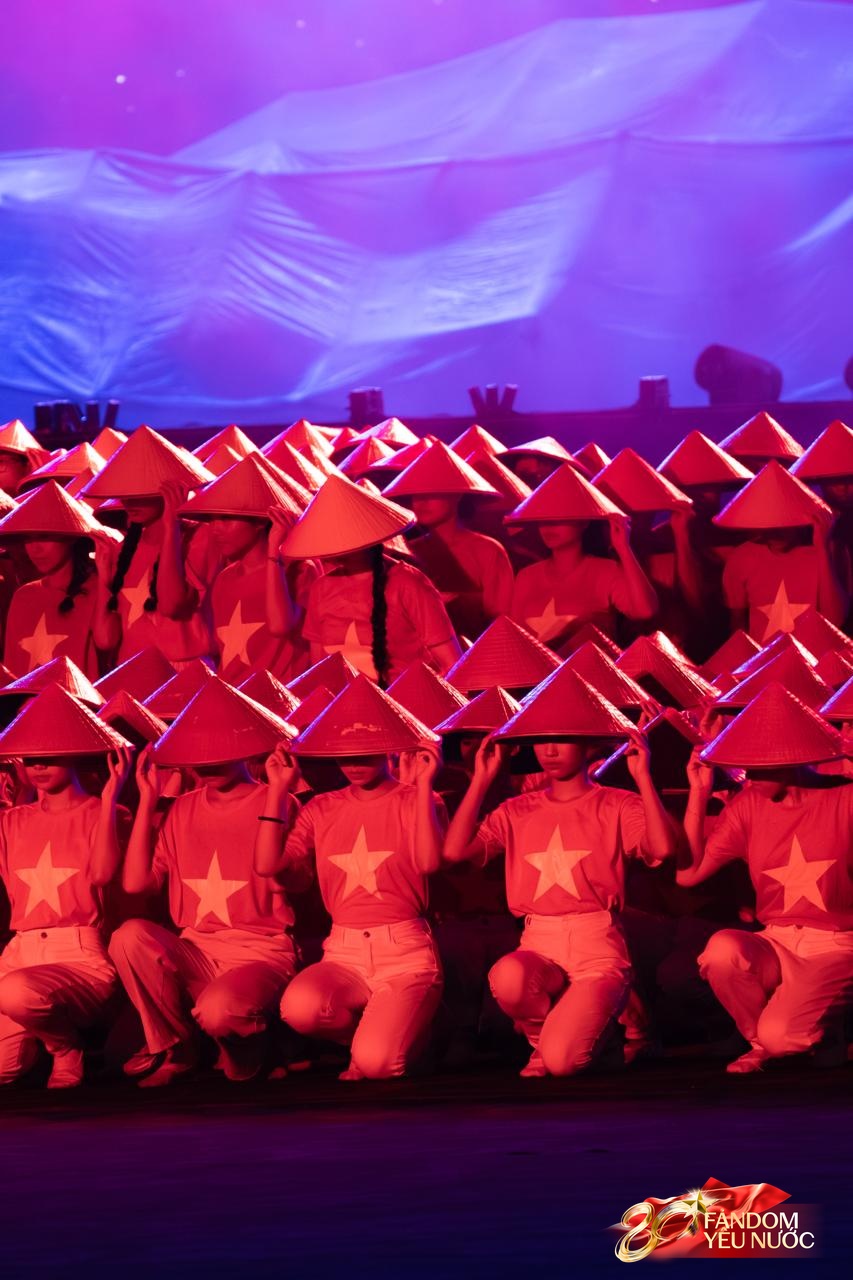 Nam ca sĩ hát mở màn cả 2 Concert Quốc Gia: “Ông hoàng nhạc đỏ” danh xứng với thực, từng nhận cát-xê 40.000 đồng- Ảnh 3. Nam ca sĩ hát mở màn cả 2 Concert Quốc Gia: “Ông hoàng nhạc đỏ” danh xứng với thực, từng nhận cát-xê 40.000 đồng- Ảnh 3.
