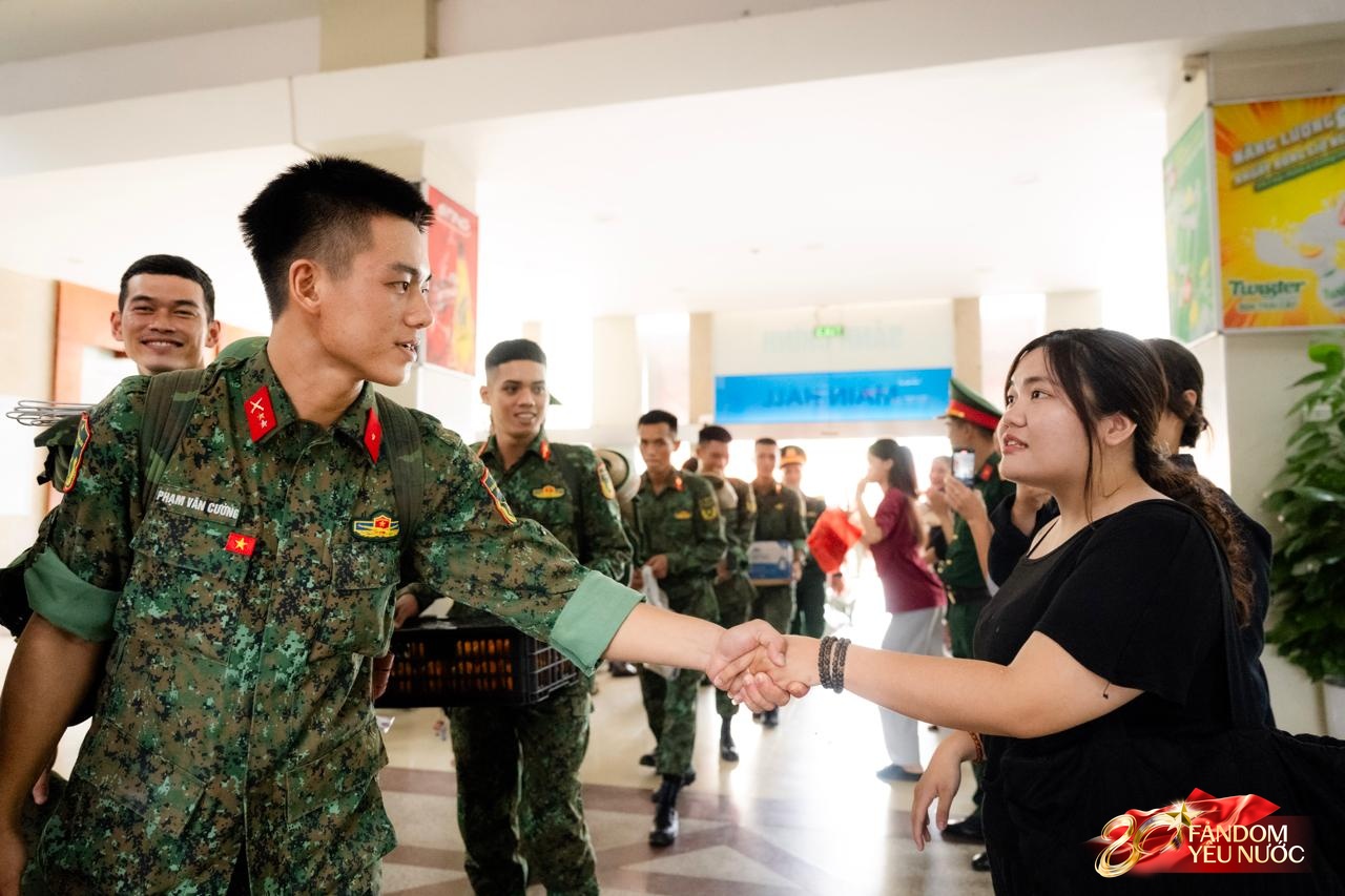 Cảnh tượng đặc biệt tại ga Hà Nội sáng 3/9: Người dân bịn rịn chia tay cán bộ, chiến sĩ miền Nam sau khi hoàn thành nhiệm vụ A80- Ảnh 6. Cảnh tượng đặc biệt tại ga Hà Nội sáng 3/9: Người dân bịn rịn chia tay cán bộ, chiến sĩ miền Nam sau khi hoàn thành nhiệm vụ A80- Ảnh 6.