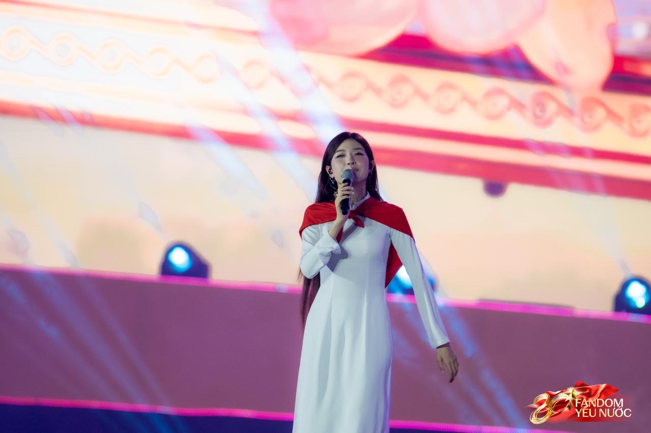 Phát hiện Bạch Nguyệt Quang tại Concert Quốc Gia đặc biệt: Visual sáng bừng không cần filter, đẹp đến nổi hết da gà- Ảnh 5. Phát hiện Bạch Nguyệt Quang tại Concert Quốc Gia đặc biệt: Visual sáng bừng không cần filter, đẹp đến nổi hết da gà- Ảnh 5.