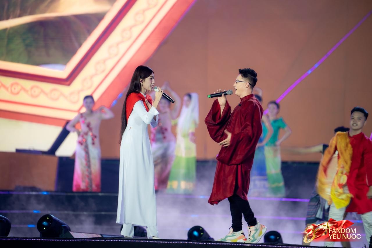 Phát hiện Bạch Nguyệt Quang tại Concert Quốc Gia đặc biệt: Visual sáng bừng không cần filter, đẹp đến nổi hết da gà- Ảnh 8. Phát hiện Bạch Nguyệt Quang tại Concert Quốc Gia đặc biệt: Visual sáng bừng không cần filter, đẹp đến nổi hết da gà- Ảnh 8.