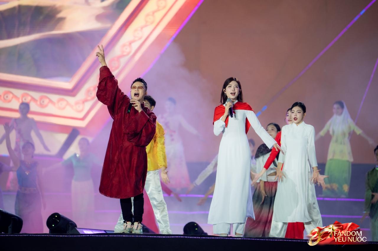 Phát hiện Bạch Nguyệt Quang tại Concert Quốc Gia đặc biệt: Visual sáng bừng không cần filter, đẹp đến nổi hết da gà- Ảnh 9. Phát hiện Bạch Nguyệt Quang tại Concert Quốc Gia đặc biệt: Visual sáng bừng không cần filter, đẹp đến nổi hết da gà- Ảnh 9.