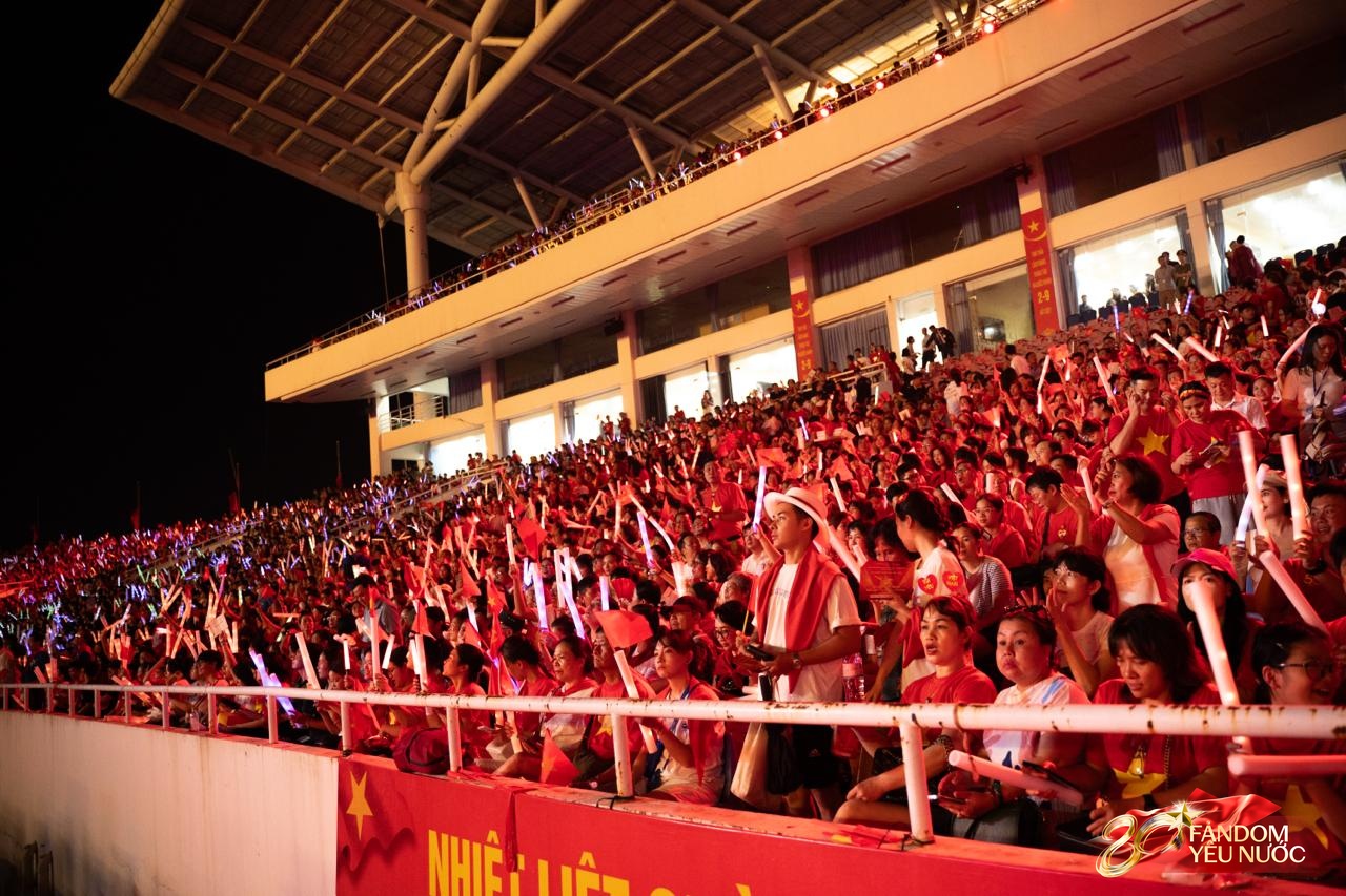 Phát hiện Bạch Nguyệt Quang tại Concert Quốc Gia đặc biệt: Visual sáng bừng không cần filter, đẹp đến nổi hết da gà- Ảnh 3. Phát hiện Bạch Nguyệt Quang tại Concert Quốc Gia đặc biệt: Visual sáng bừng không cần filter, đẹp đến nổi hết da gà- Ảnh 3.