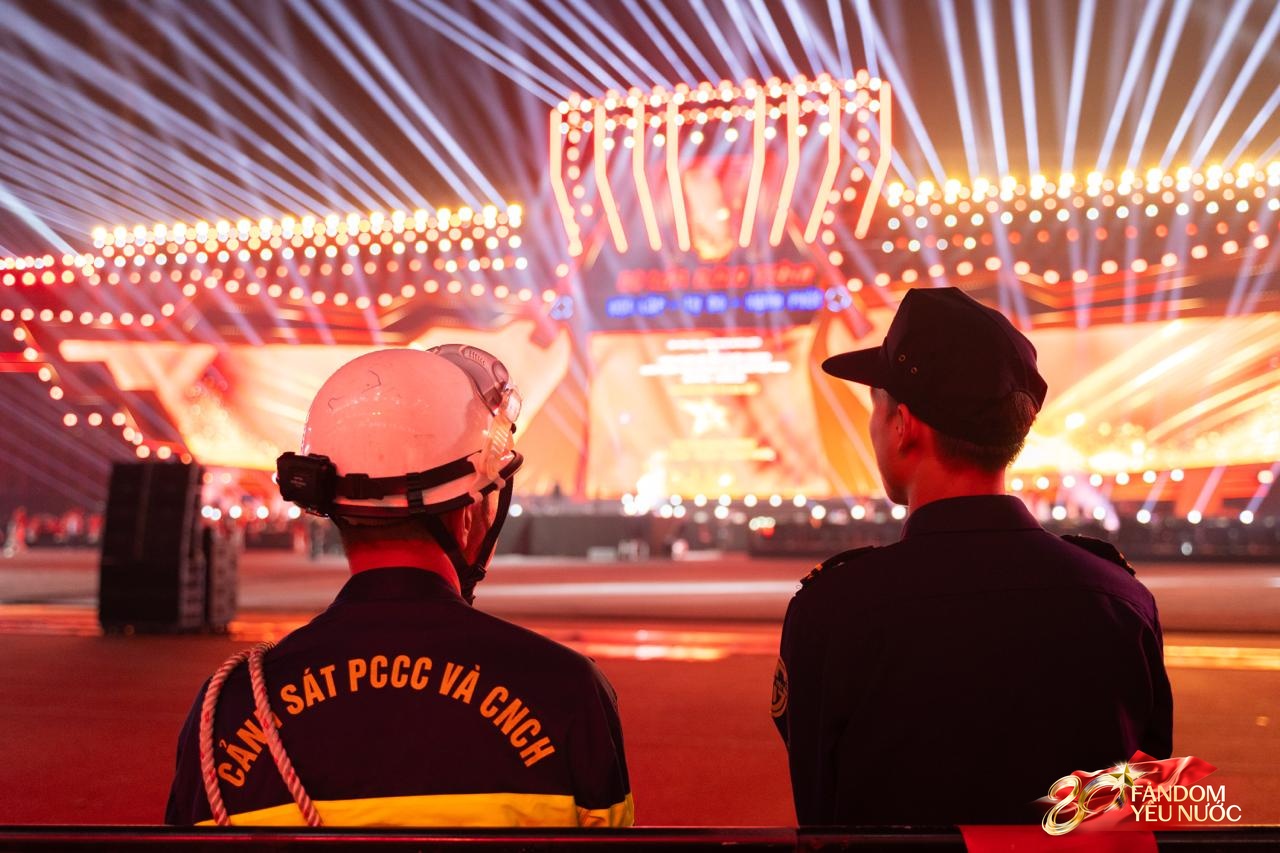 Phát hiện Bạch Nguyệt Quang tại Concert Quốc Gia đặc biệt: Visual sáng bừng không cần filter, đẹp đến nổi hết da gà- Ảnh 2. Phát hiện Bạch Nguyệt Quang tại Concert Quốc Gia đặc biệt: Visual sáng bừng không cần filter, đẹp đến nổi hết da gà- Ảnh 2.