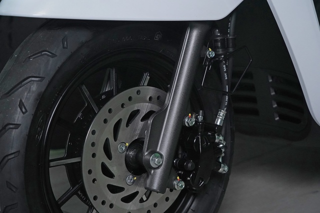 Xe máy điện 'chất' như Vespa: Đi 105 km/lần sạc, có thể lắp đến 2 pin, giá 43 triệu đồng- Ảnh 5. Xe máy điện 'chất' như Vespa: Đi 105 km/lần sạc, có thể lắp đến 2 pin, giá 43 triệu đồng- Ảnh 5.