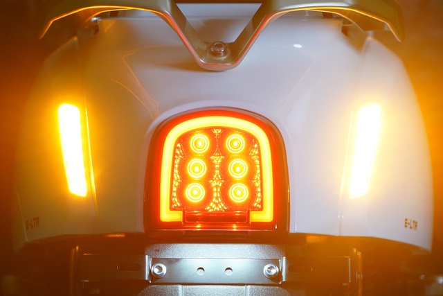 Xe máy điện 'chất' như Vespa: Đi 105 km/lần sạc, có thể lắp đến 2 pin, giá 43 triệu đồng- Ảnh 7. Xe máy điện 'chất' như Vespa: Đi 105 km/lần sạc, có thể lắp đến 2 pin, giá 43 triệu đồng- Ảnh 7.