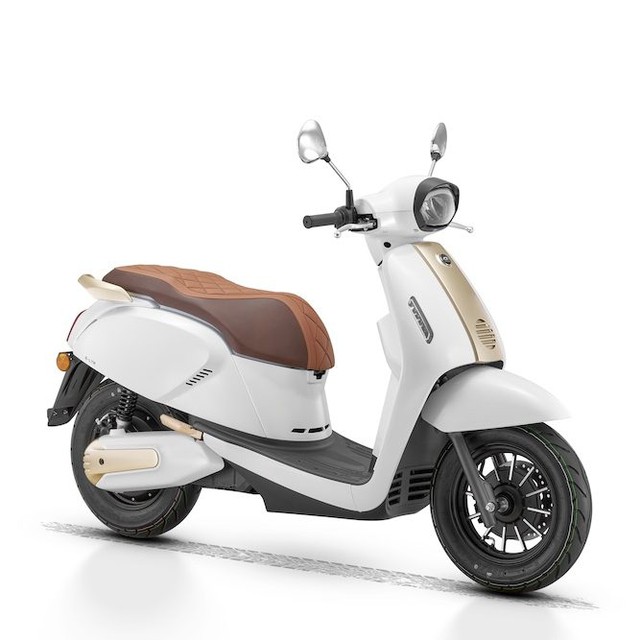 Xe máy điện 'chất' như Vespa: Đi 105 km/lần sạc, có thể lắp đến 2 pin, giá 43 triệu đồng- Ảnh 1. Xe máy điện 'chất' như Vespa: Đi 105 km/lần sạc, có thể lắp đến 2 pin, giá 43 triệu đồng- Ảnh 1.