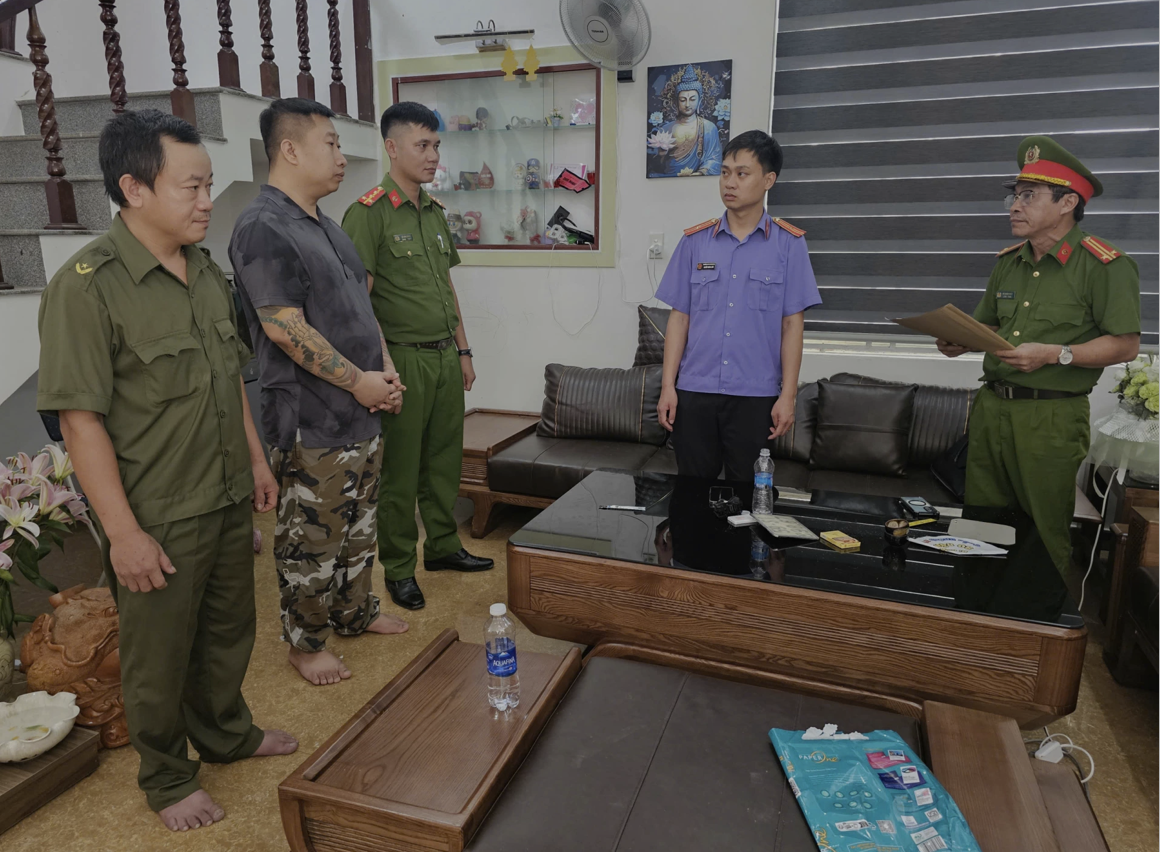 Nhóm đối tượng thu lợi hơn 10 tỷ đồng từ hoạt động tín dụng đen- Ảnh 1. Nhóm đối tượng thu lợi hơn 10 tỷ đồng từ hoạt động tín dụng đen- Ảnh 1.