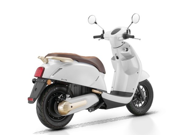 Xe máy điện 'chất' như Vespa: Đi 105 km/lần sạc, có thể lắp đến 2 pin, giá 43 triệu đồng- Ảnh 2. Xe máy điện 'chất' như Vespa: Đi 105 km/lần sạc, có thể lắp đến 2 pin, giá 43 triệu đồng- Ảnh 2.