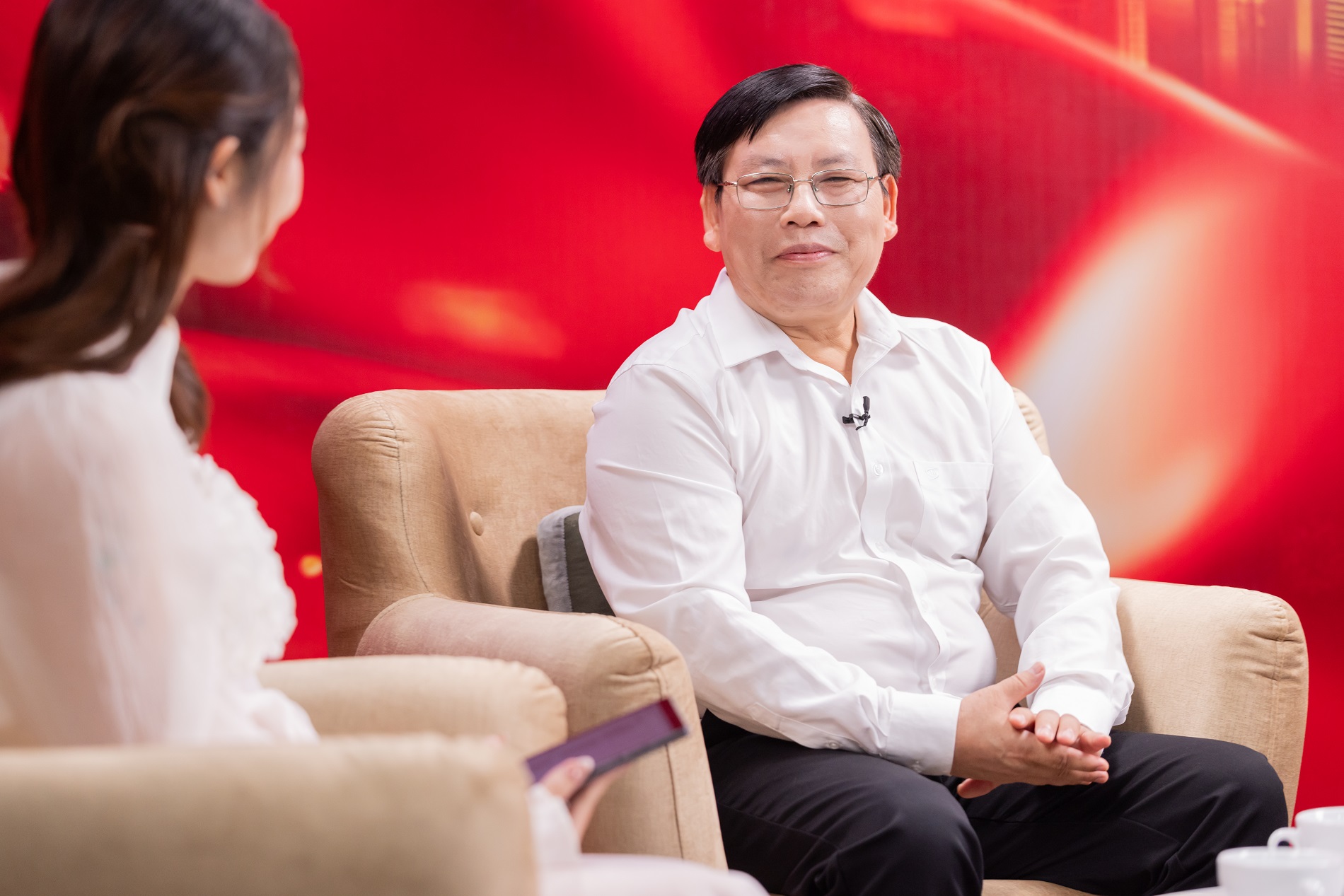 Nhiệm vụ của người trẻ là dạy cho người cao tuổi cách dùng smartphone và internet: người già vẫn có nhu cầu học chứ!- Ảnh 1. Nhiệm vụ của người trẻ là dạy cho người cao tuổi cách dùng smartphone và internet: người già vẫn có nhu cầu học chứ!- Ảnh 1.