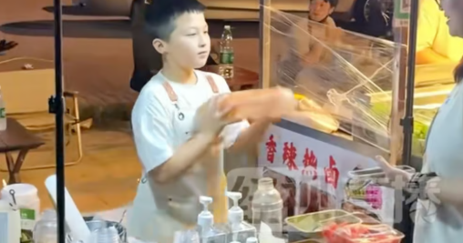 Cậu bé 11 tuổi mở quán trà sữa, bỏ túi gần 15 triệu đồng/tháng, được khen là thần đồng kinh doanh - Ngó bảng điểm còn bất ngờ hơn!- Ảnh 2. Cậu bé 11 tuổi mở quán trà sữa, bỏ túi gần 15 triệu đồng/tháng, được khen là thần đồng kinh doanh - Ngó bảng điểm còn bất ngờ hơn!- Ảnh 2.