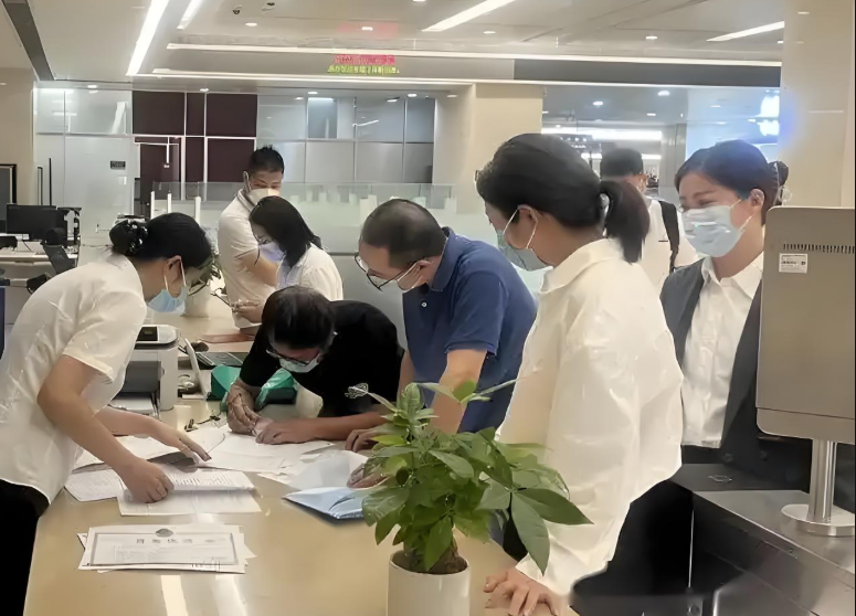 Biết chồng chuyển khoản cho lừa đảo, người phụ nữ vẫn mặc kệ, khẳng định “Anh ấy không có tiền đâu” nhưng công an báo tài khoản có 1,5 tỷ đồng- Ảnh 2.