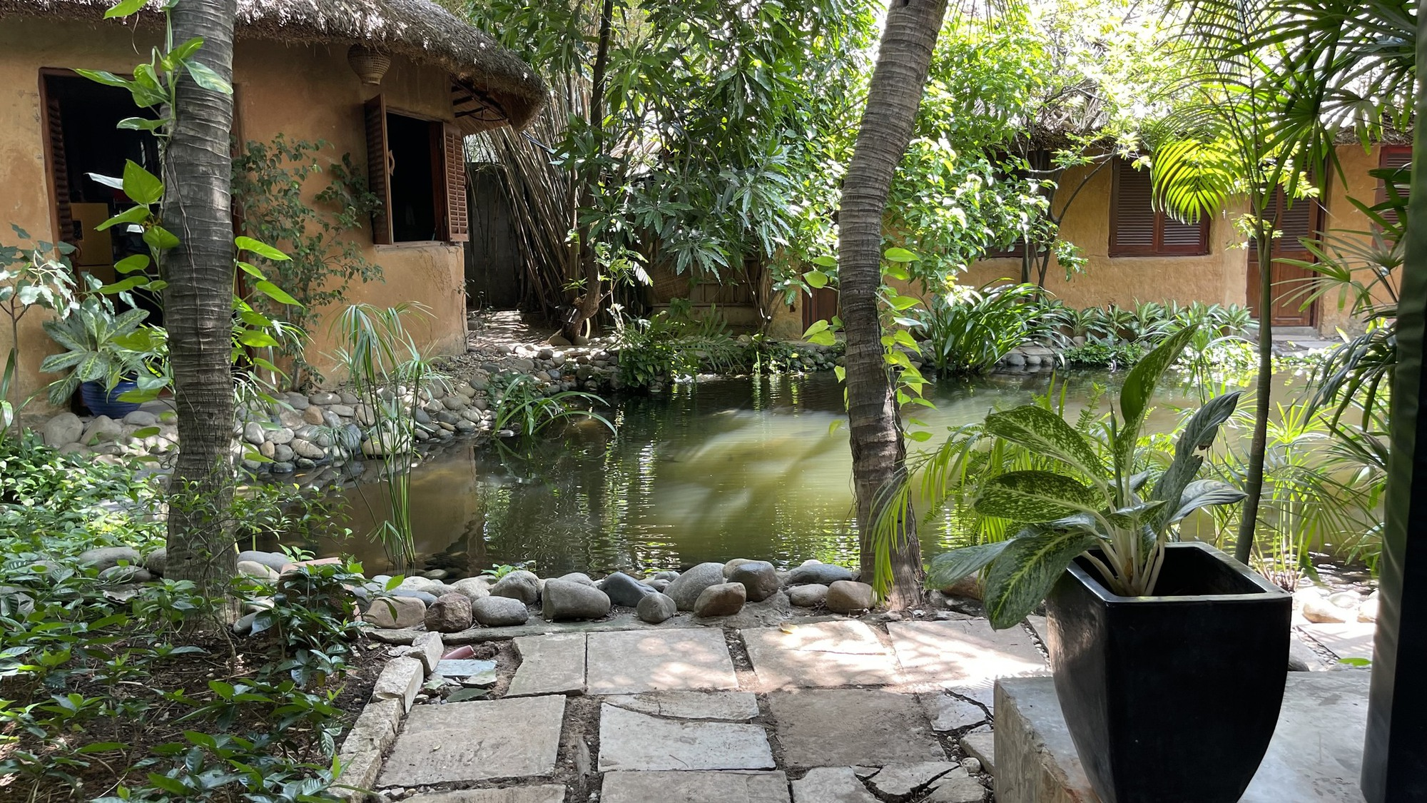 Diễn viên ở nhà 1.800m2 đẹp như resort: Gia tộc lừng lẫy, 51 tuổi lại độc thân, con gái xinh như hoa hậu- Ảnh 6. Diễn viên ở nhà 1.800m2 đẹp như resort: Gia tộc lừng lẫy, 51 tuổi lại độc thân, con gái xinh như hoa hậu- Ảnh 6.