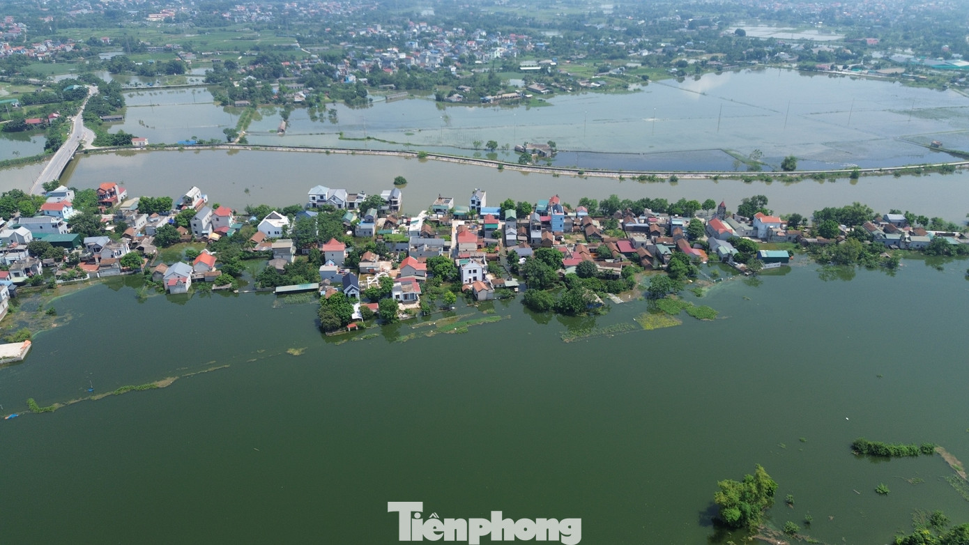 Hà Nội: Ngập sâu gần 1m, người dân nhiều xã ngoại thành phải dùng thuyền- Ảnh 7. Hà Nội: Ngập sâu gần 1m, người dân nhiều xã ngoại thành phải dùng thuyền- Ảnh 7.