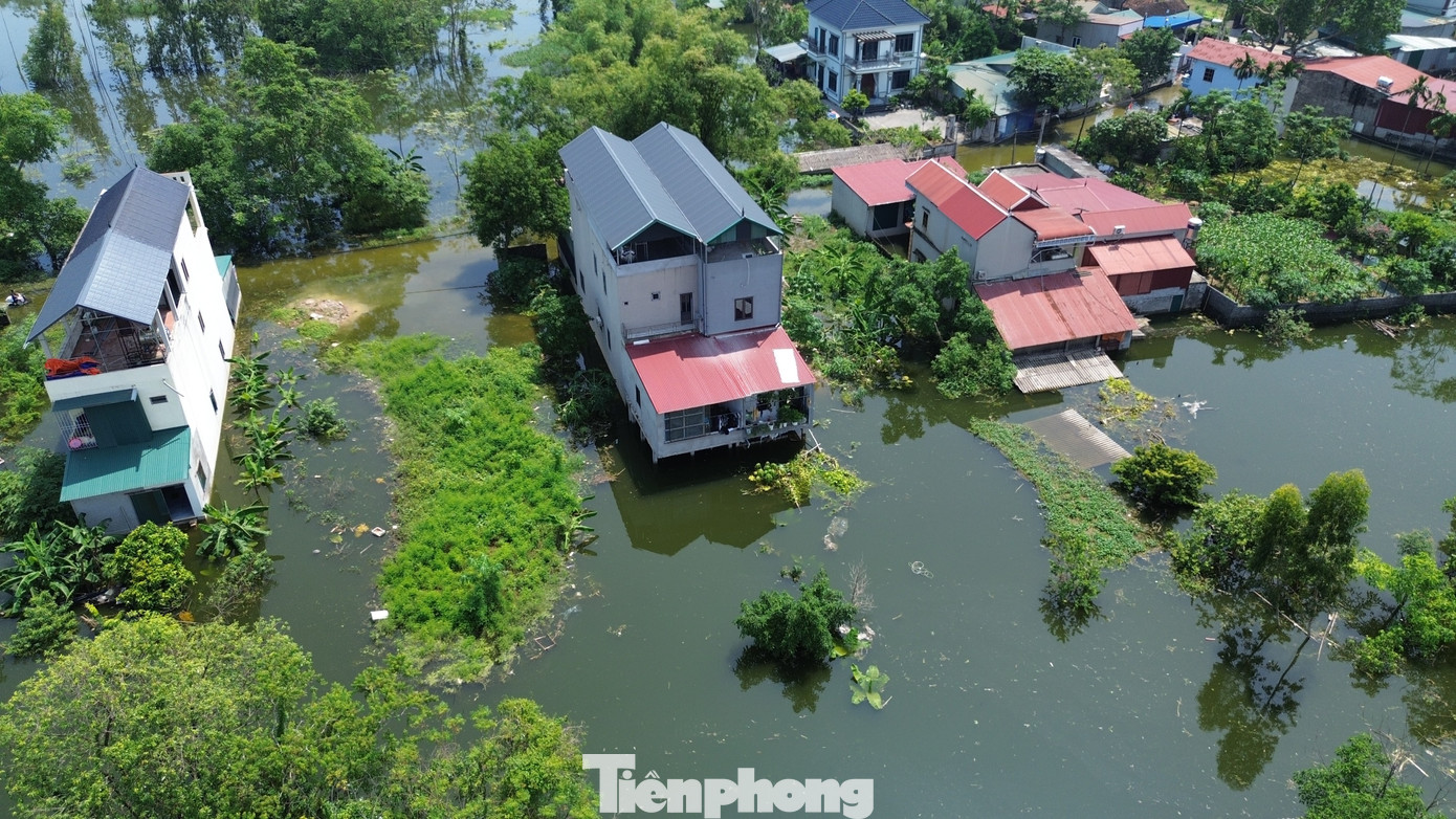 Hà Nội: Ngập sâu gần 1m, người dân nhiều xã ngoại thành phải dùng thuyền- Ảnh 6. Hà Nội: Ngập sâu gần 1m, người dân nhiều xã ngoại thành phải dùng thuyền- Ảnh 6.