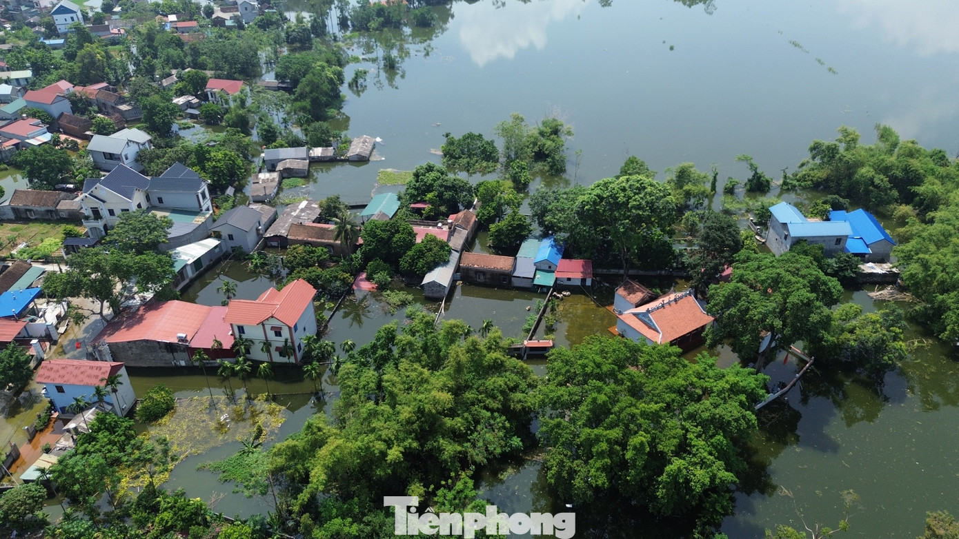 Hà Nội: Ngập sâu gần 1m, người dân nhiều xã ngoại thành phải dùng thuyền- Ảnh 5. Hà Nội: Ngập sâu gần 1m, người dân nhiều xã ngoại thành phải dùng thuyền- Ảnh 5.