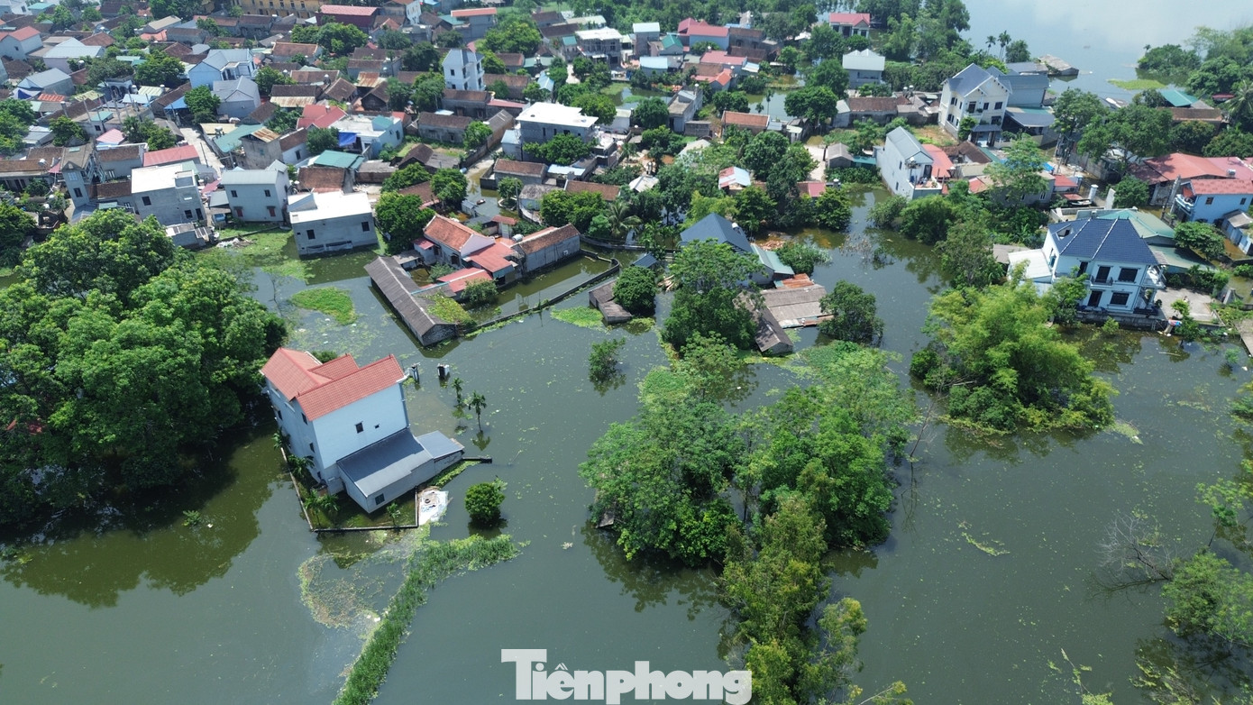 Hà Nội: Ngập sâu gần 1m, người dân nhiều xã ngoại thành phải dùng thuyền- Ảnh 14. Hà Nội: Ngập sâu gần 1m, người dân nhiều xã ngoại thành phải dùng thuyền- Ảnh 14.