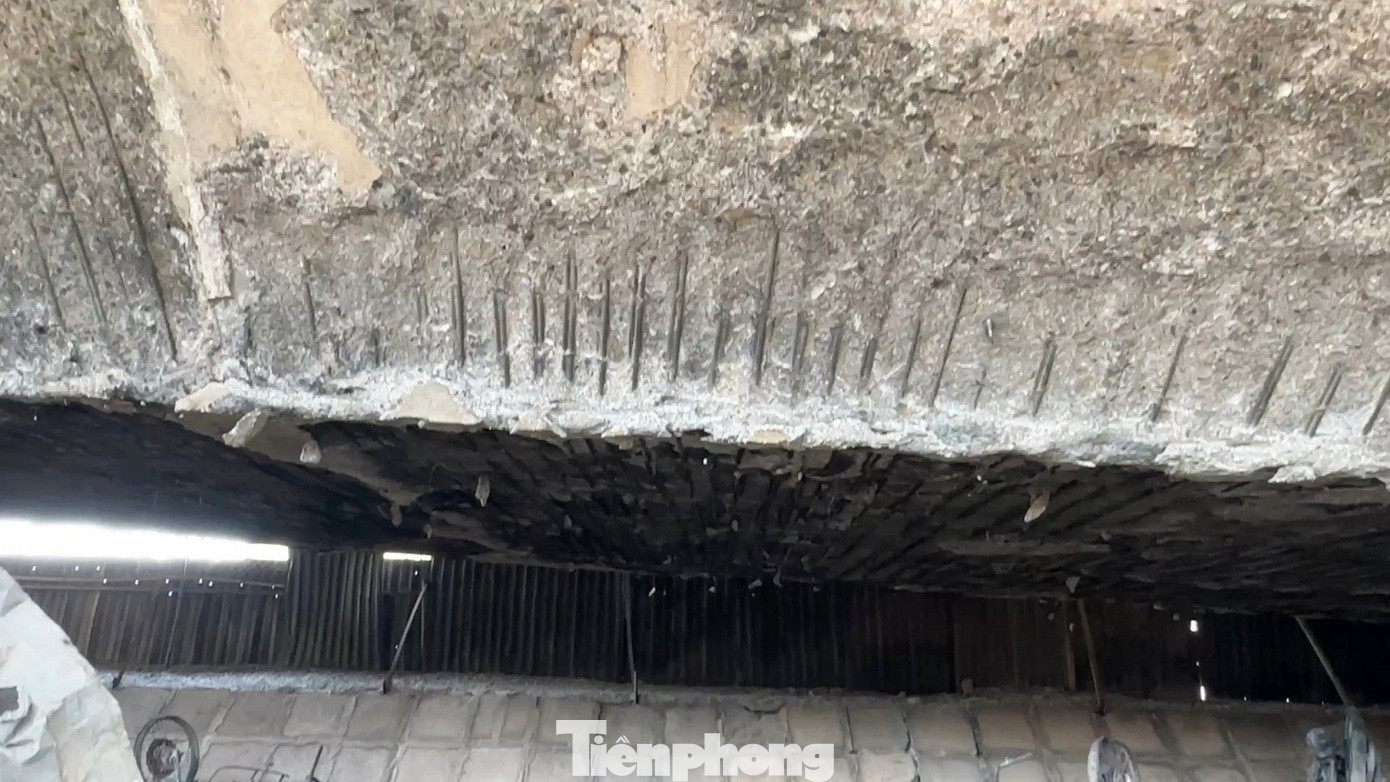 Cận cảnh dầm nhịp và trụ cầu Vĩnh Tuy bị cháy trơ lõi thép- Ảnh 3. Cận cảnh dầm nhịp và trụ cầu Vĩnh Tuy bị cháy trơ lõi thép- Ảnh 3.