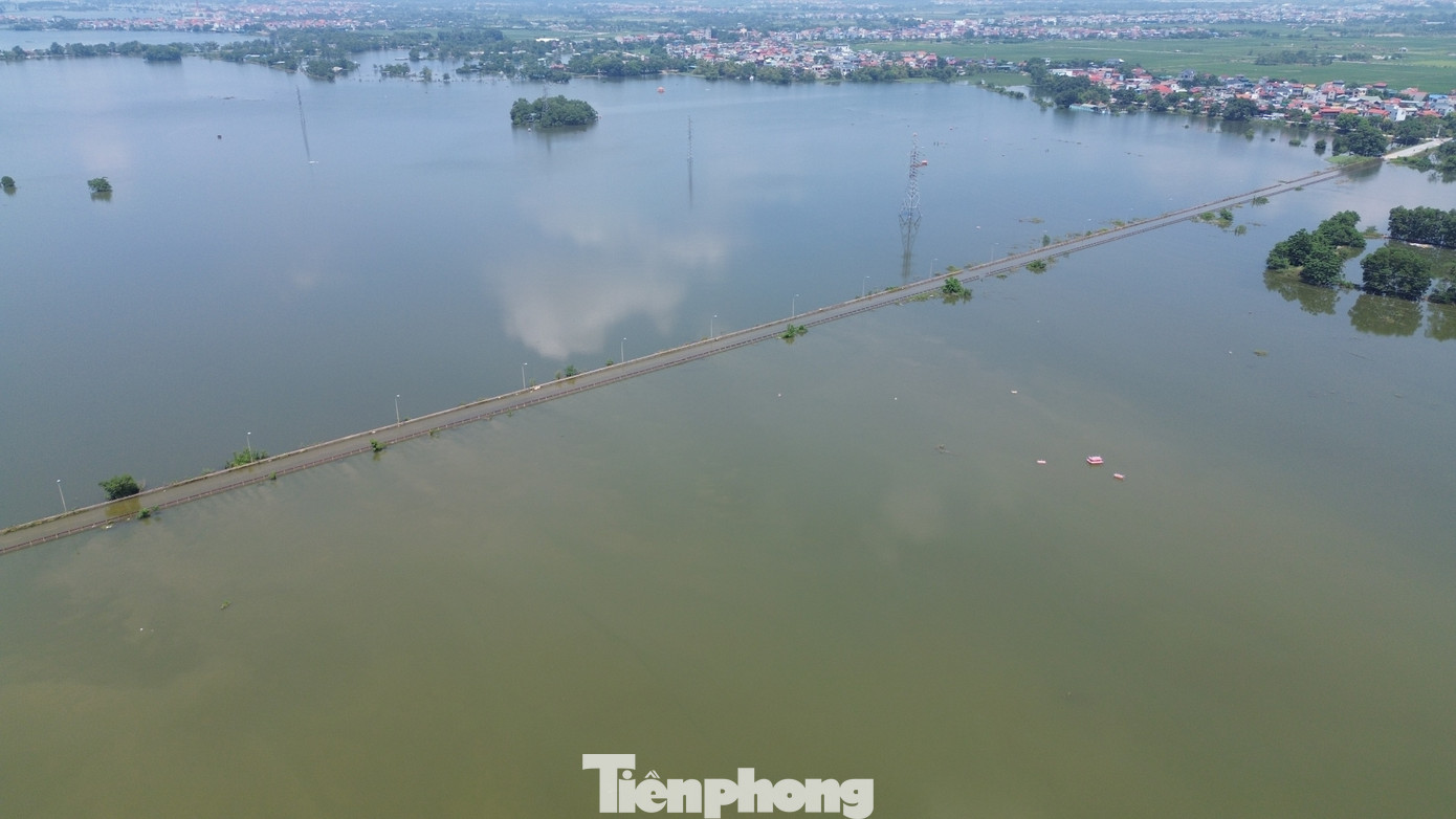 Hà Nội: Ngập sâu gần 1m, người dân nhiều xã ngoại thành phải dùng thuyền- Ảnh 12. Hà Nội: Ngập sâu gần 1m, người dân nhiều xã ngoại thành phải dùng thuyền- Ảnh 12.